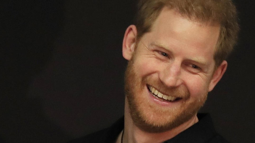 Prinz Harry verteilt Essen an Bedürftige ARCHIV - 09.05.2019, Niederlande, Den Haag: Der britische Prinz Harry, Herzog von Sussex, lächelt bei einer Veranstaltung im Vorfeld der Invictus Games 2020. Am 15.09.2020 wird Harry 36 Jahre alt. (zu dpa-Porträt "California Dreamin' nach dem «Megxit
