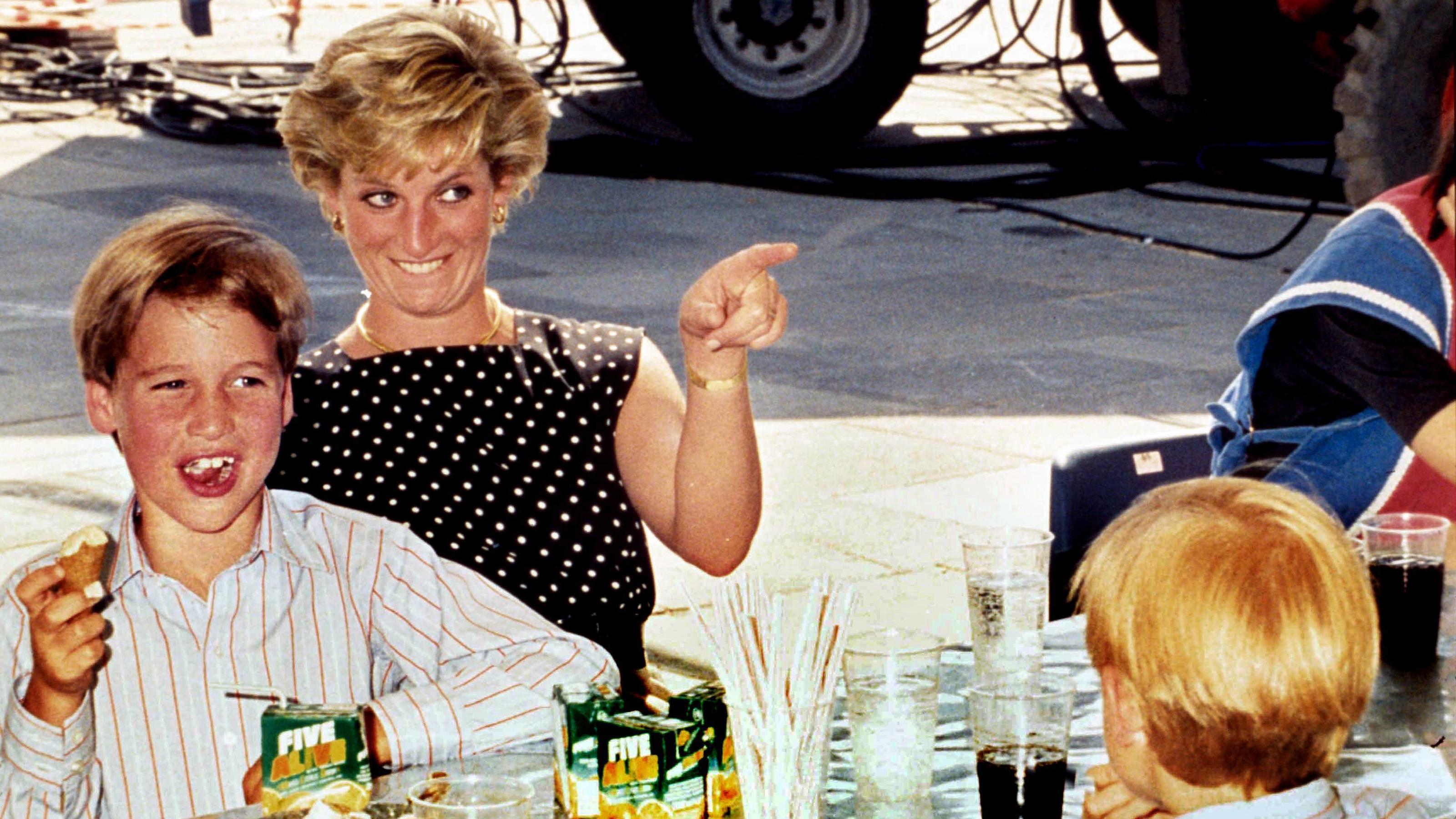 Skandal-Interview von Lady Diana: Jetzt bricht Prinz William sein Schweigen Prinzessin Diana mit ihrem Sohn Prinz William.