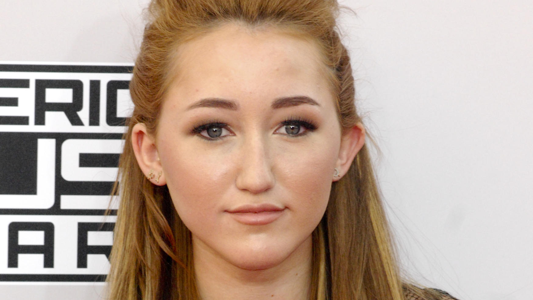 Noah Cyrus: SO freizügig zeigt sich Mileys kleine Schwester bei Instagram Noah Cyrus bei einem Auftritt im Jahr 2014.