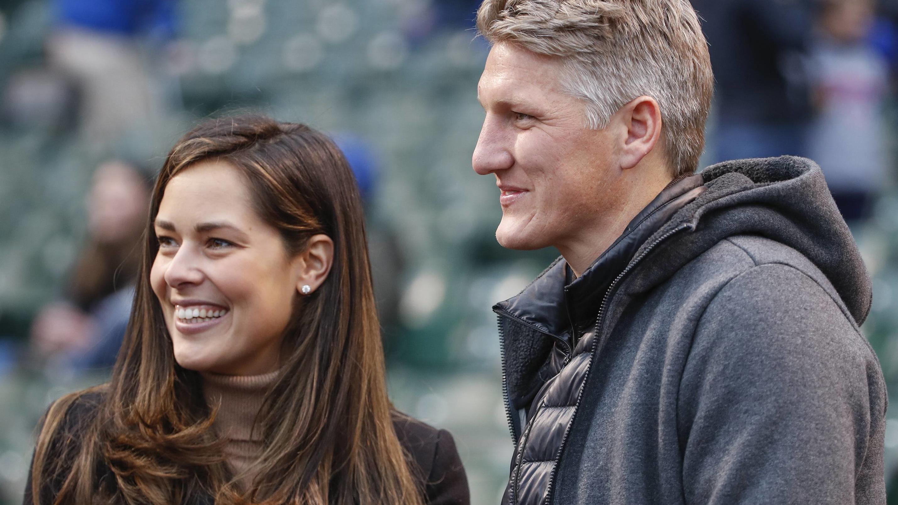 Bastian Schweinsteiger & Ana Ivanović: Pünktlich zu Weihnachten in die neue Luxus-Villa Chicago Fire soccer player Bastian Schweinsteiger R and his wife Ana Ivanovic attend the Chicago Cubs game against the Philadelphia Phillies at Wrigley Field on May 2, 2017 in Chicago. PUBLICATIONxINxGERxSUIxAUTxHUNxONLY CHI2017050217 KAMILxKRZACZYN