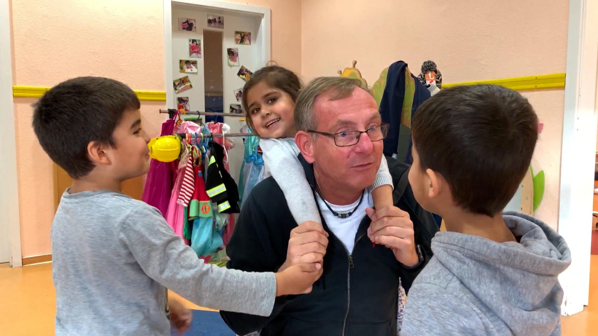 „Es darf nicht sein, dass weiterhin unzählige Kinder abends hungrig ins Bett gehen“ Der Gründer der Arche, Bernd Siggelkow spielt mit Kindern