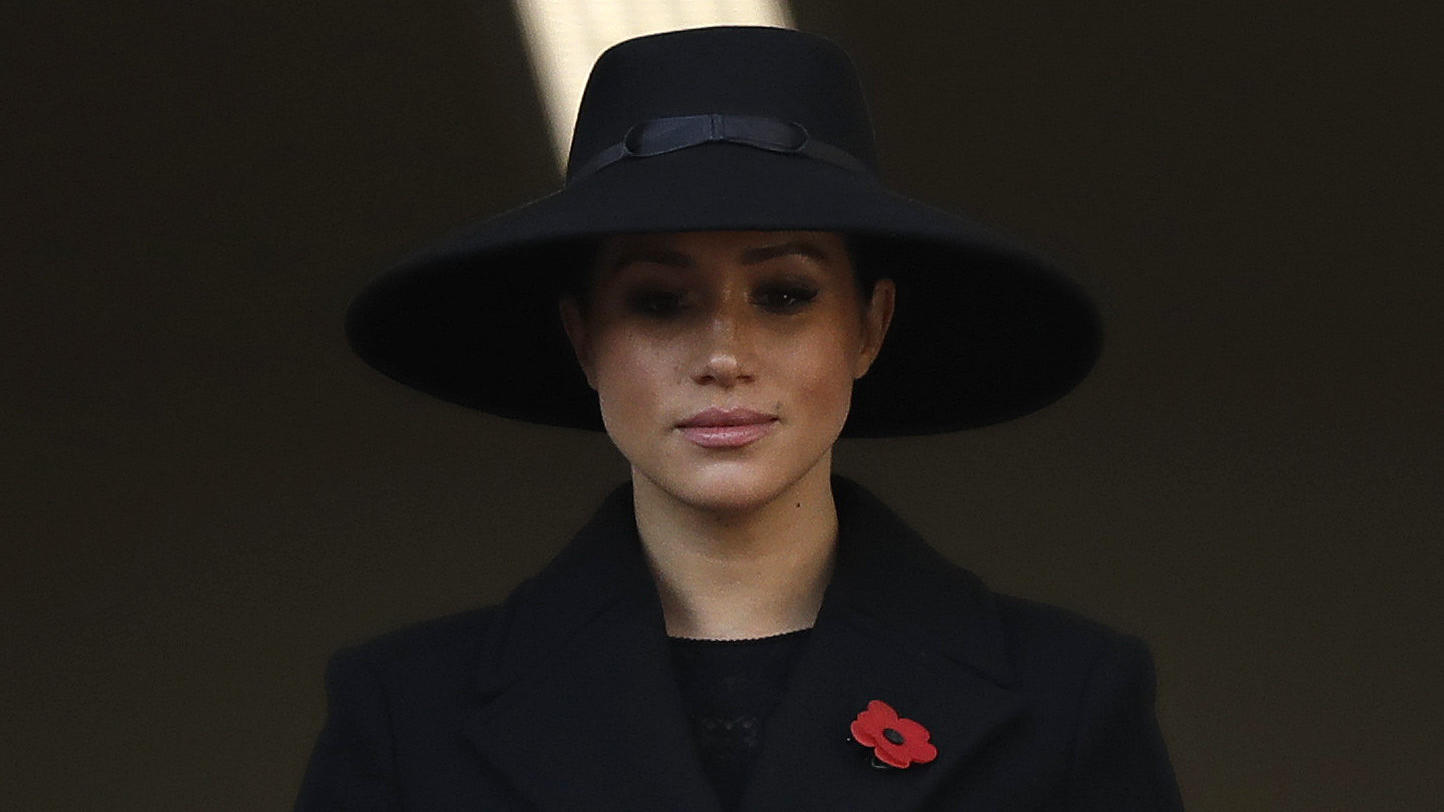 Meghans Fehlgeburt: So reagiert das Netz auf die traurige Nachricht ARCHIV - 10.11.2019, Großbritannien, London: Meghan, Herzogin von Sussex, nimmt an der Gedenkfeier im Cenotaph in Whitehall teil. Herzogin Meghan hat nach eigenen Anhaben im vergangenen Juli eine Fehlgeburt erlitten. Sie habe das Ungeborene verloren,