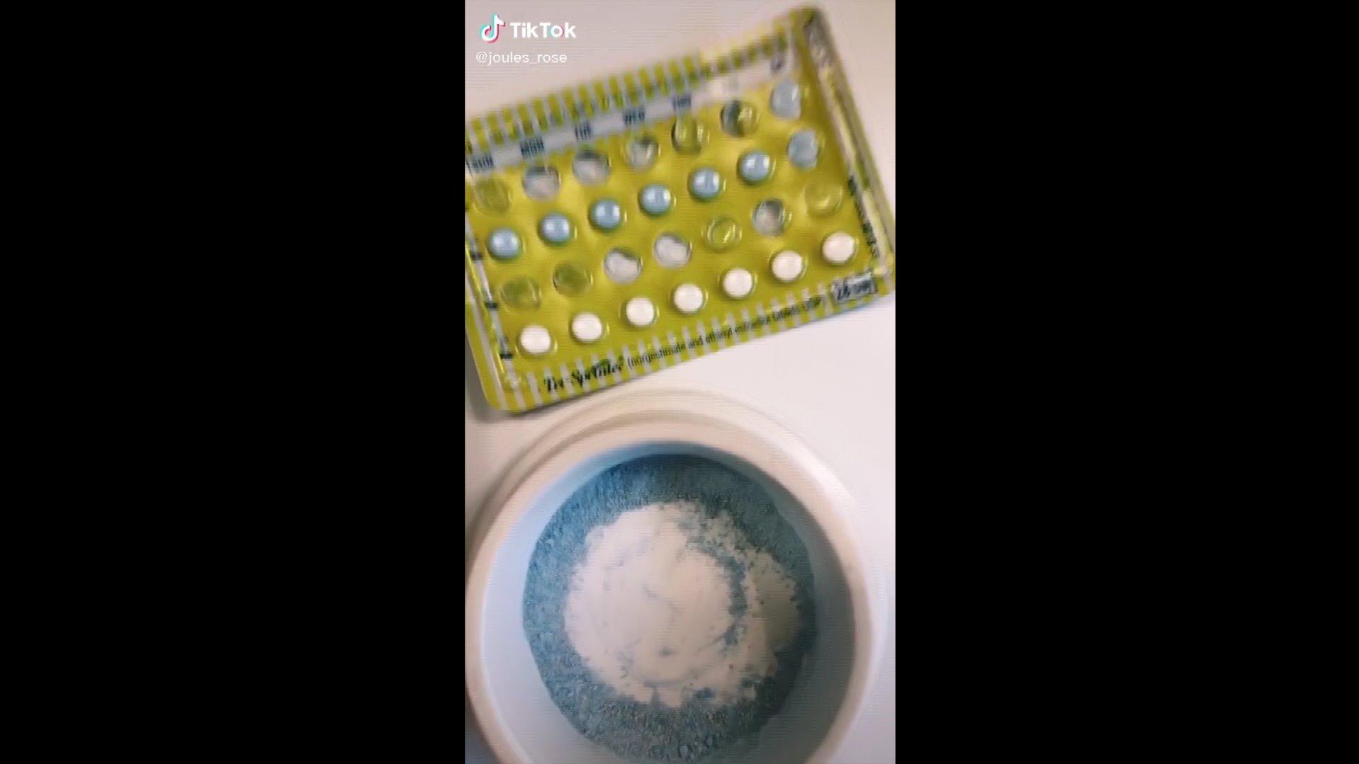 Irrer TikTok-Trend: Mädchen mischen Antibabypille unters Shampoo Eine fast leere Pillenpackung und zu Pulver zermahlene Pillen.