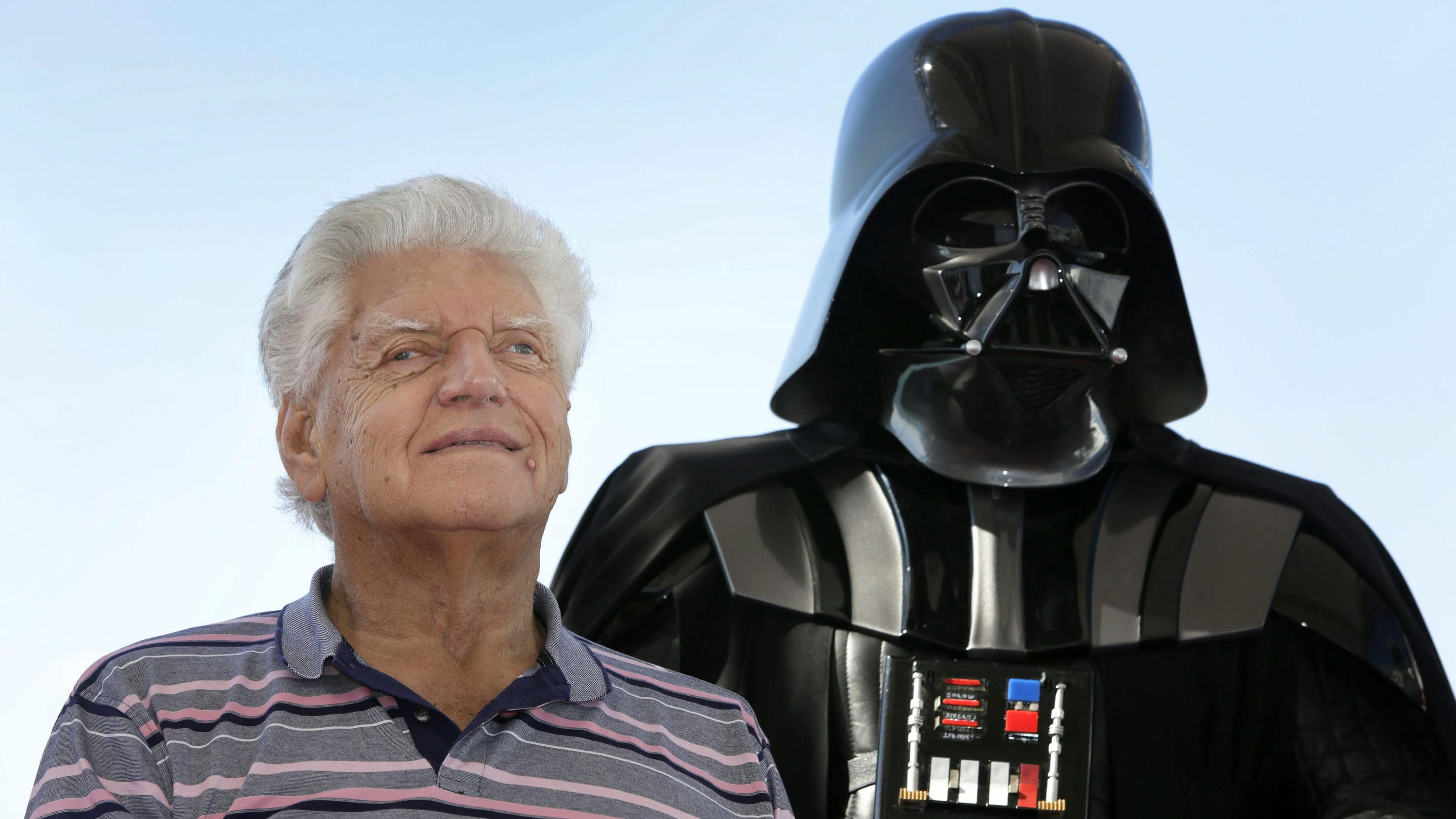 Darth-Vader-Darsteller David Prowse gestorben ARCHIV - 12.10.2015, Spanien, Sitges (barcelona): Der britische Schauspieler David Prowse, der Darth Vader in der ursprünglichen Star Wars-Filmtrilogie spielte, posiert für Fotografen während der Präsentation von "I Am Your Father" auf dem 48. Intern