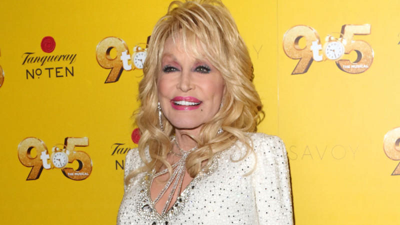 Dolly Parton: Miley Cyrus musste einfach auf ihrem Weihnachtsalbum singen Dolly Parton: Miley Cyrus musste einfach auf ihrem Weihnachtsalbum singen