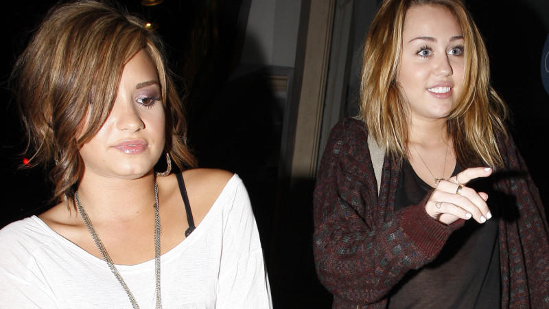 Miley Cyrus findet sich nicht zu dick Miley Cyrus und Demi Lovato halten zusammen.