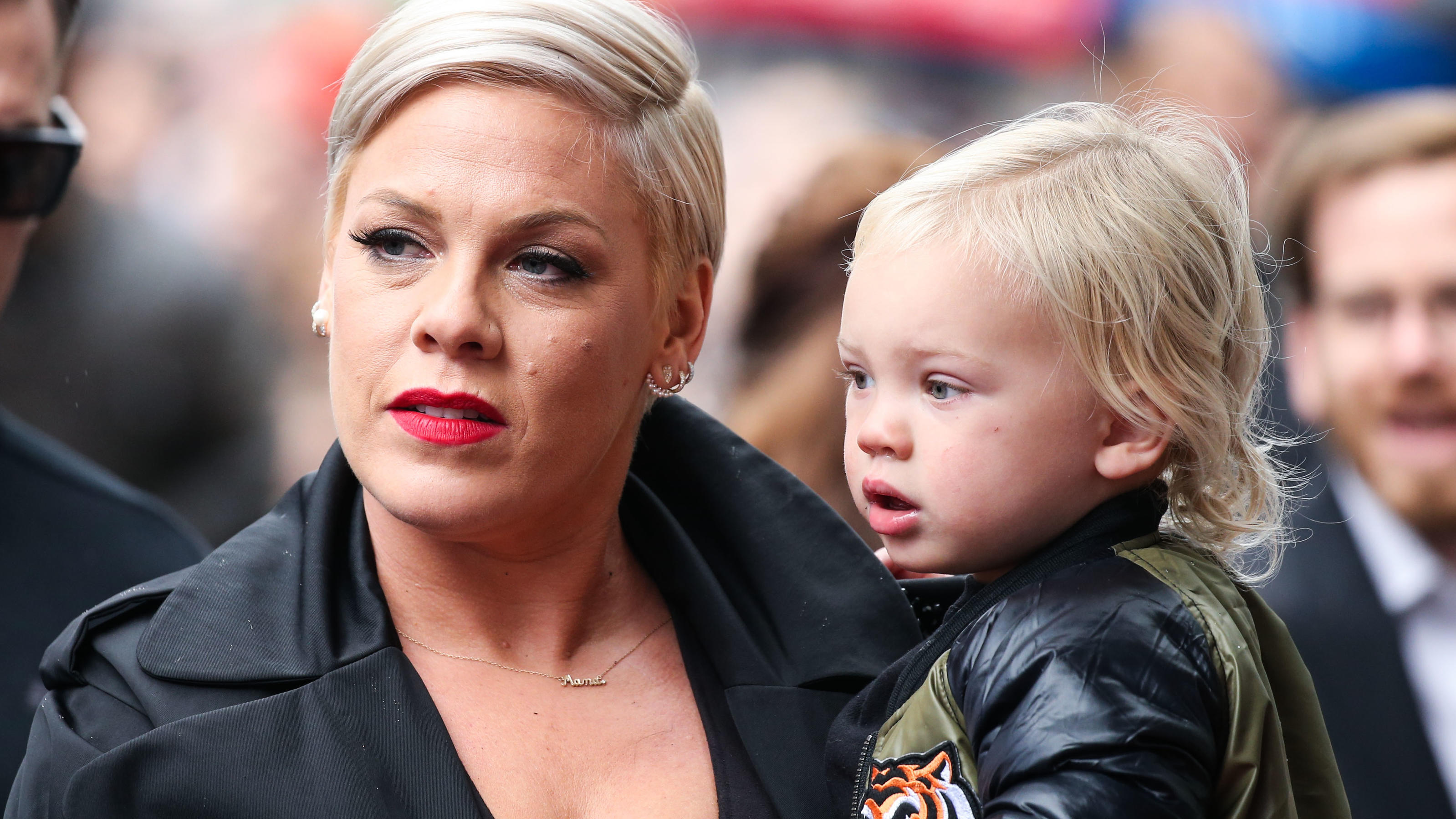 Pinks Sohn Jameson (3) fährt schon Motorrad Pink mit ihrem Sohn Jameson