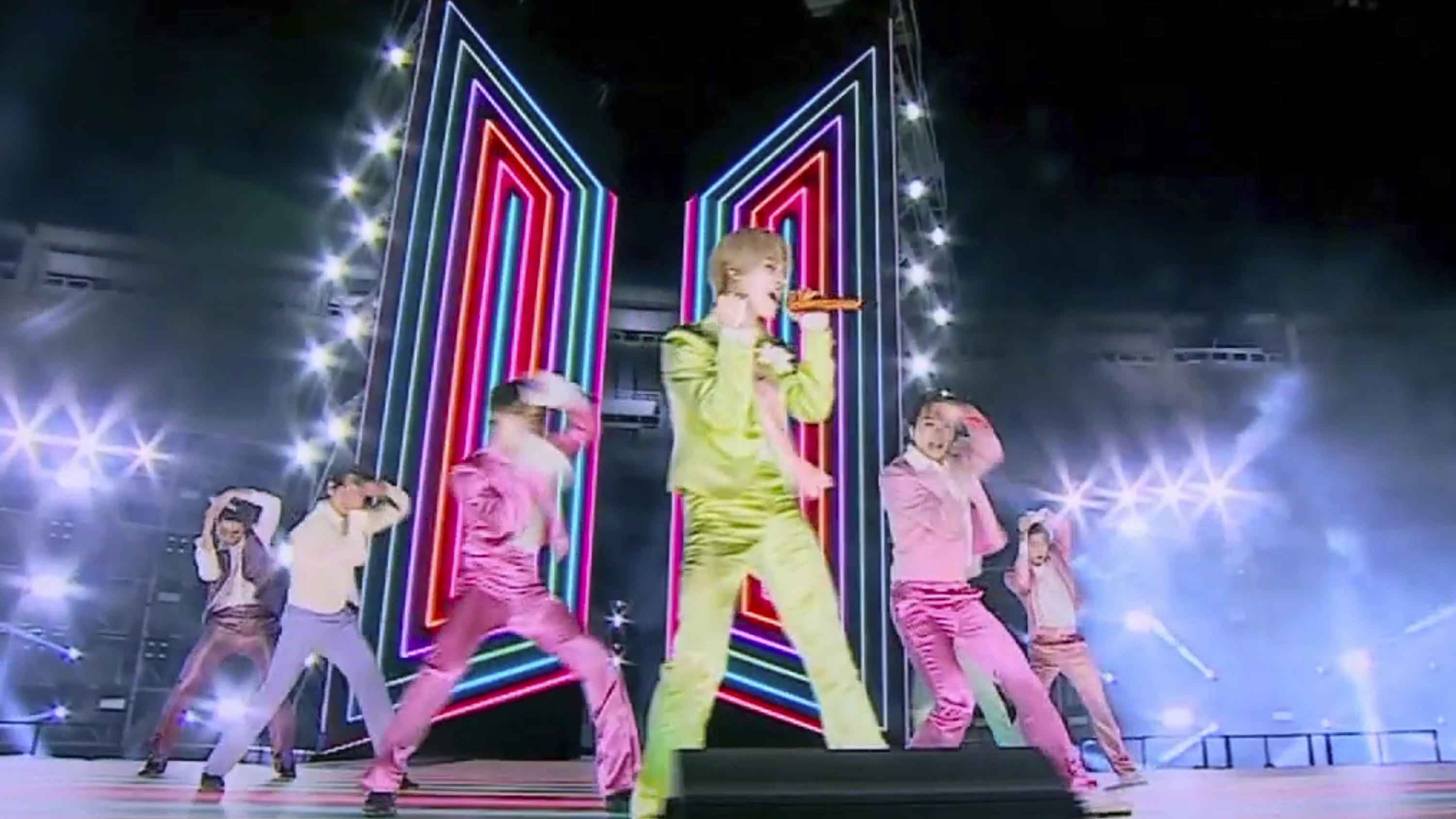 Südkorea ändert Wehrpflicht-Gesetz - extra für K-Pop-Band BTS In this screen shot provided by ABC on Sunday, Nov. 22, 2020, BTS perform from Korea for the American Music Awards at the Microsoft Theater in Los Angeles. (ABC via AP)