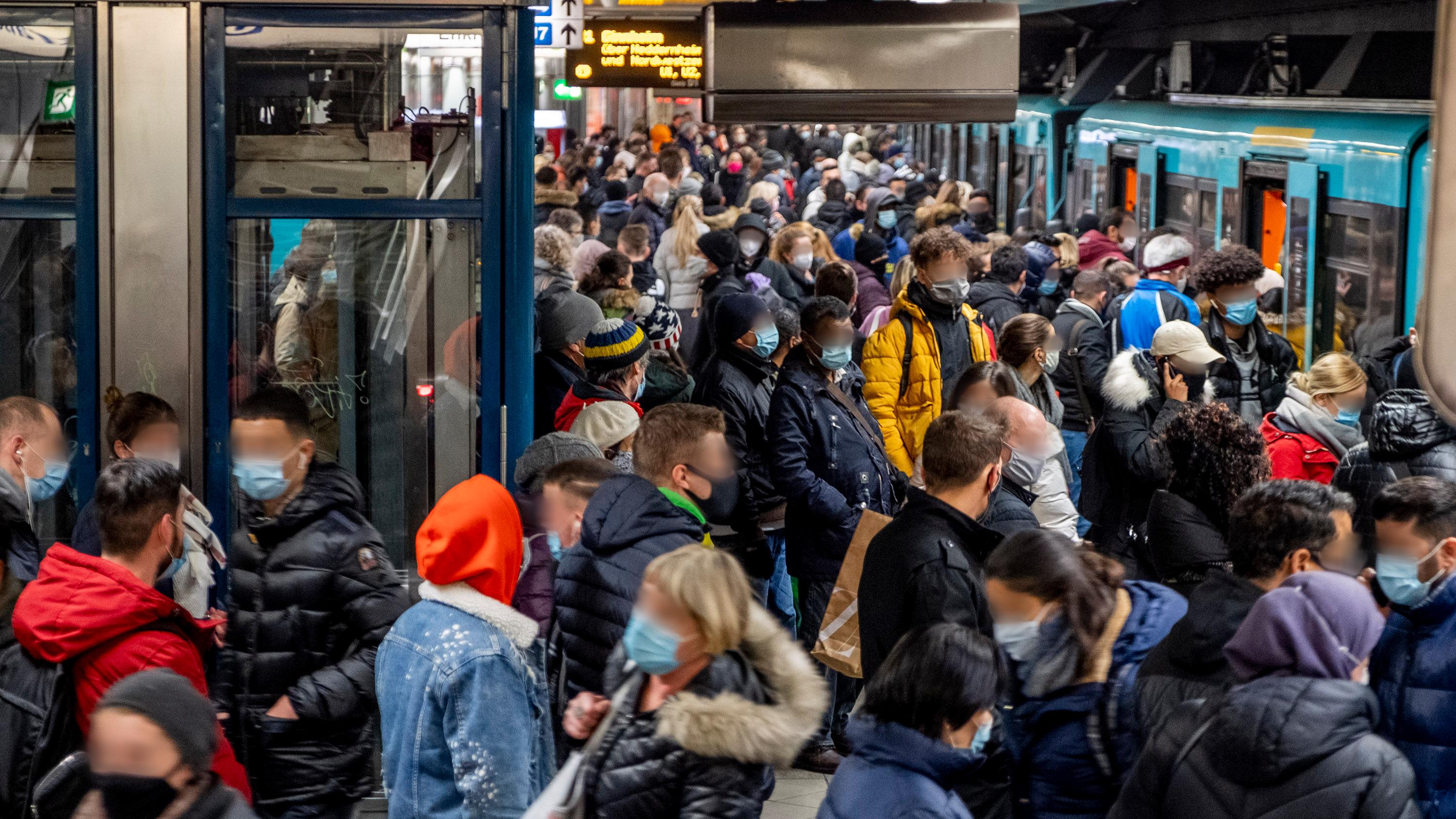 Frankfurt Unglaubliche Menschenmassen an UBahn aber