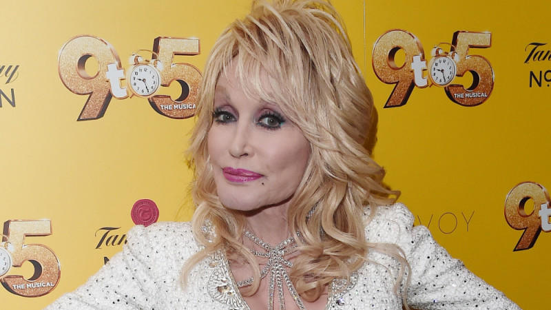 Dolly Parton verlässt ihr Haus nie ohne Make-up und Haarstyling Dolly Parton verlässt ihr Haus nie ohne Make-up und Haarstyling