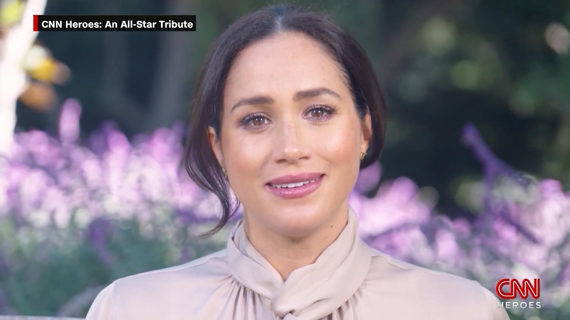 Visagistin erklärt, was Herzogin Meghan mit diesem Look bewirken wollte So emotional war Herzogin Meghan bei ihrem 1. TV-Auftritt nach dem Interview über ihre Fehlgeburt.