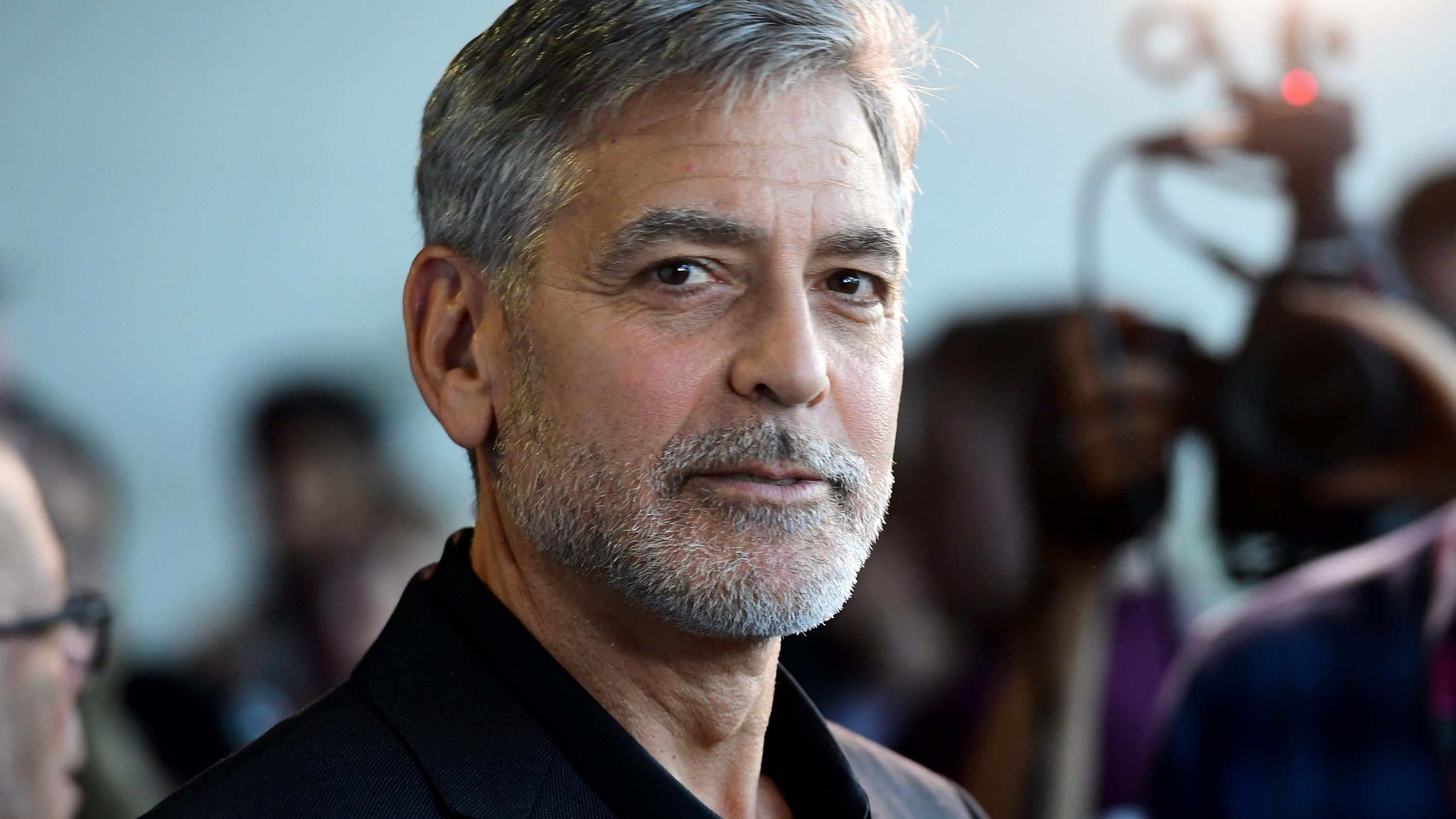 George Clooney: Donald Trump könnte bald Gefängniskleidung tragen George Clooney will Donald Trump im Gefängnis sehen