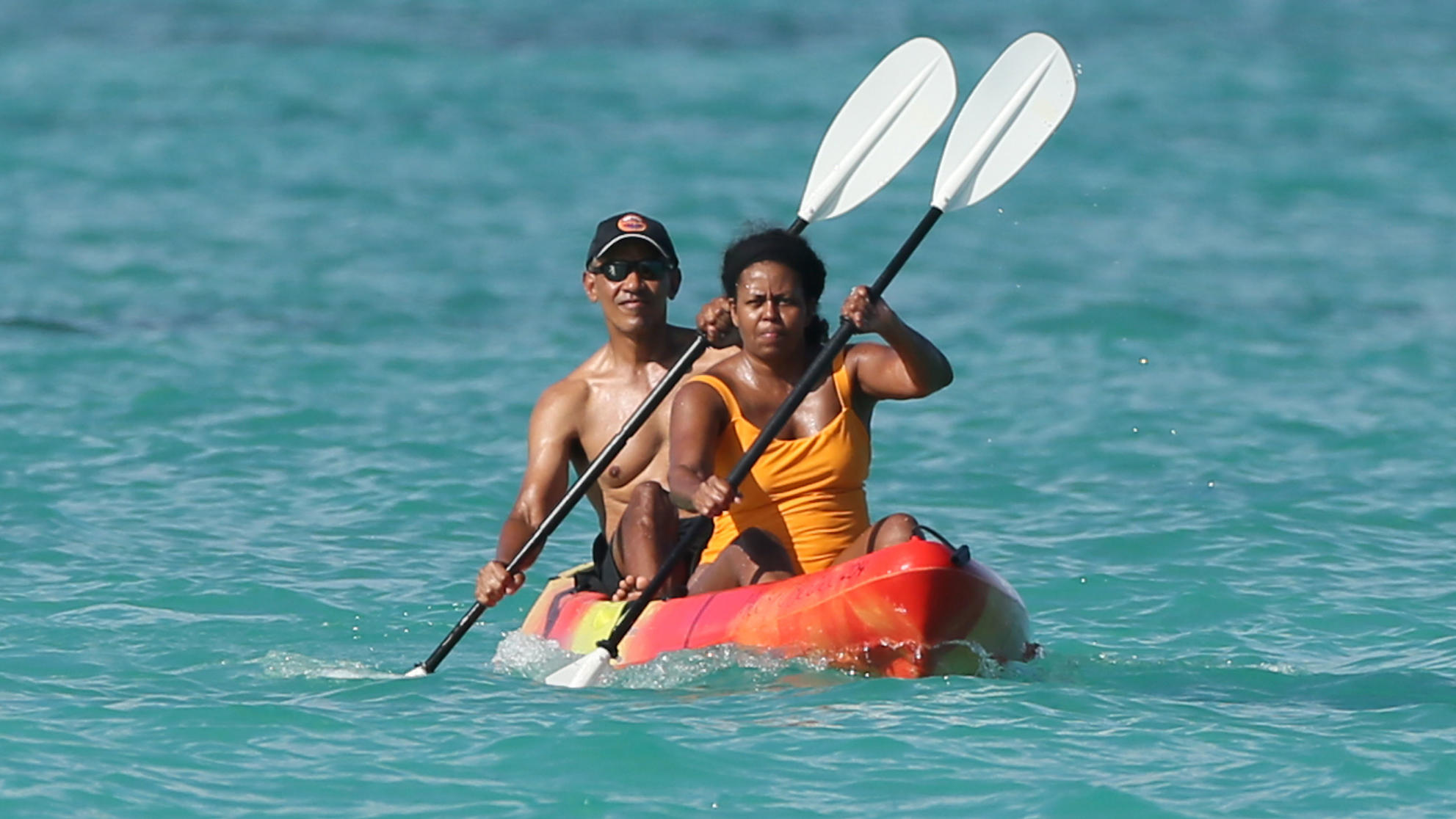 Barack & Michelle Obama: Halbnackter Paddel-Ausflug vor der Küste Hawaiis Auch beim Wassersport ein gutes Team: Barack und Michelle Obama.