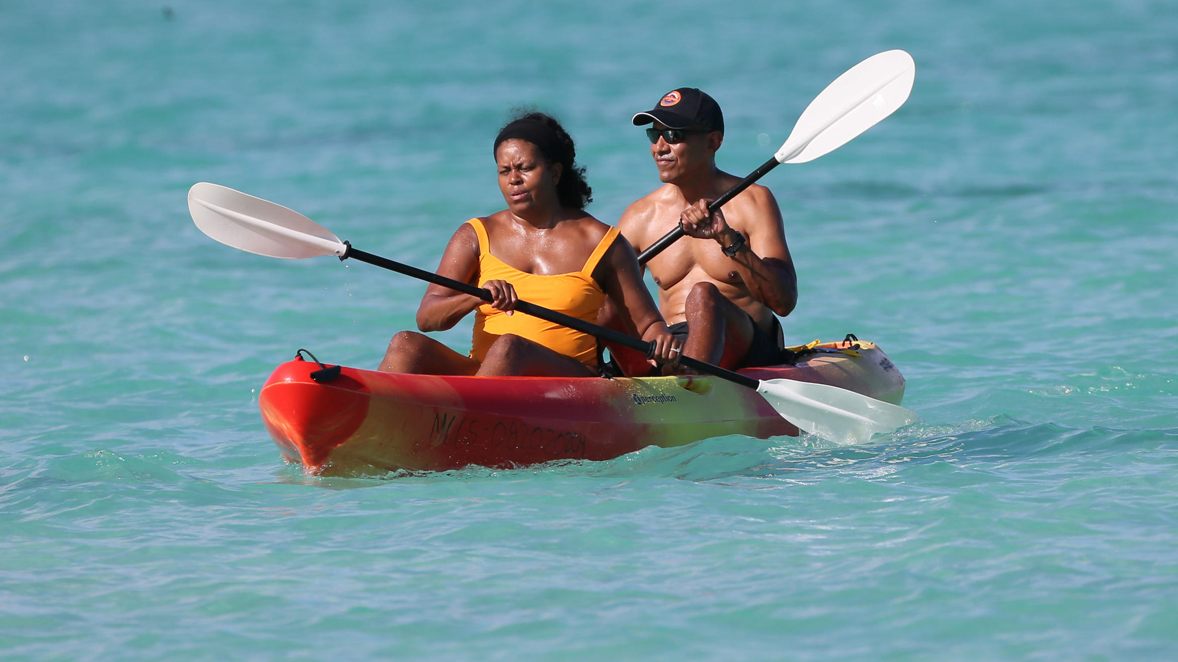 Barack & Michelle Obama: Halbnackter Paddel-Ausflug vor der Küste Hawaiis Michelle macht die Arbeit, Barack relaxed.