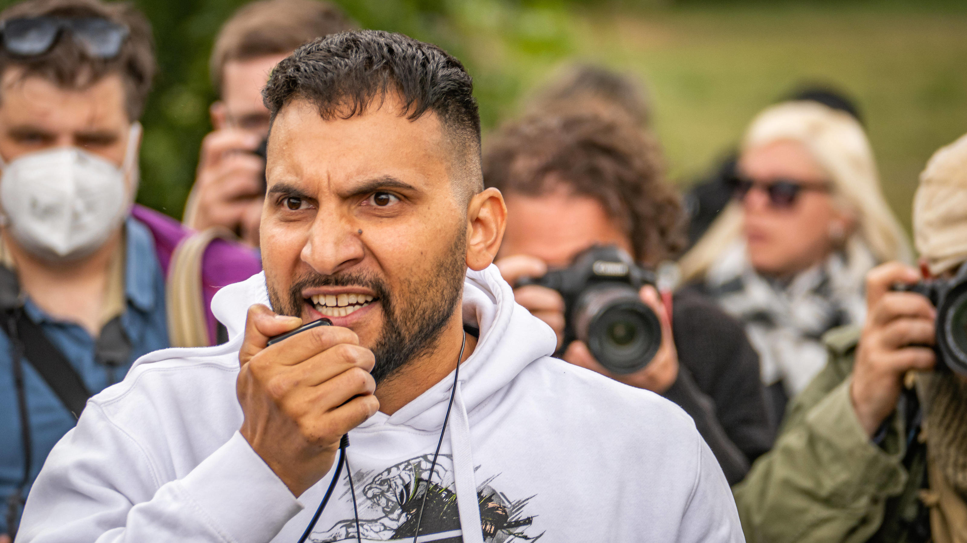 Michael Wendler verbreitet auf Telegram Falschmeldungen über tote Krankenschwester 30.05.2020,Berlin,Deutschland,GER,Kundgebung mit TV-Koch Attila Hildmann vor dem Reichstag. *** 30 05 2020,Berlin,Germany,GER,Rally with TV cook Attila Hildmann in front of the Reichstag