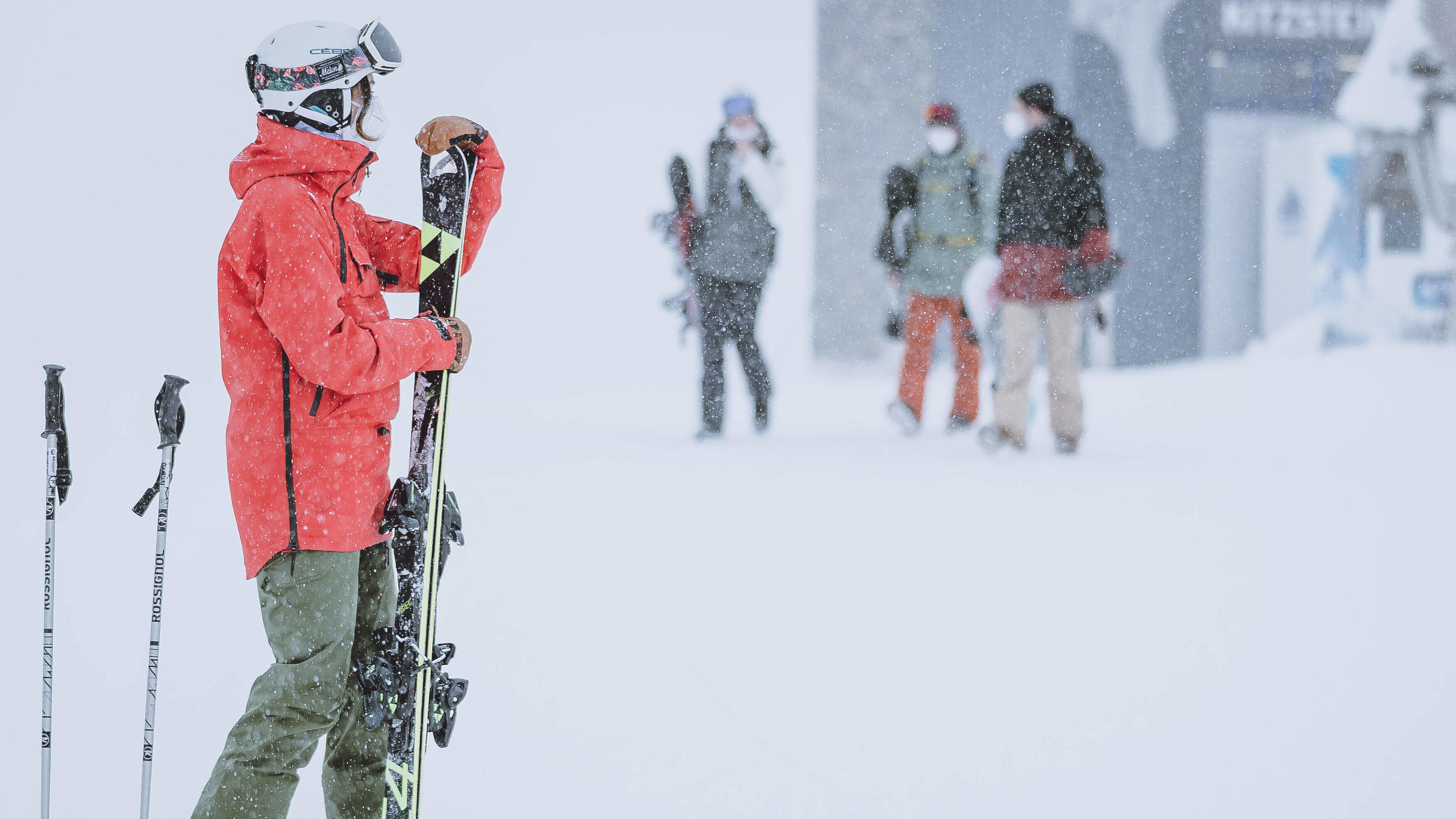 Österreich: Skilehrer feiern illegale Party trotz Corona Skifahrer in Österreich