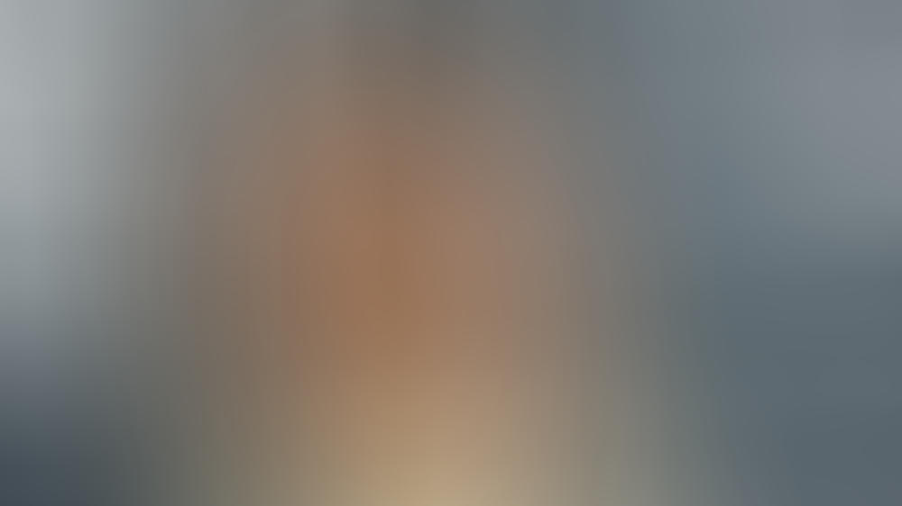 Jennifer Lopez meditiert im roten Bikini und mit Naturlocken Jennifer Lopez bei einem Event im Januar 2020.