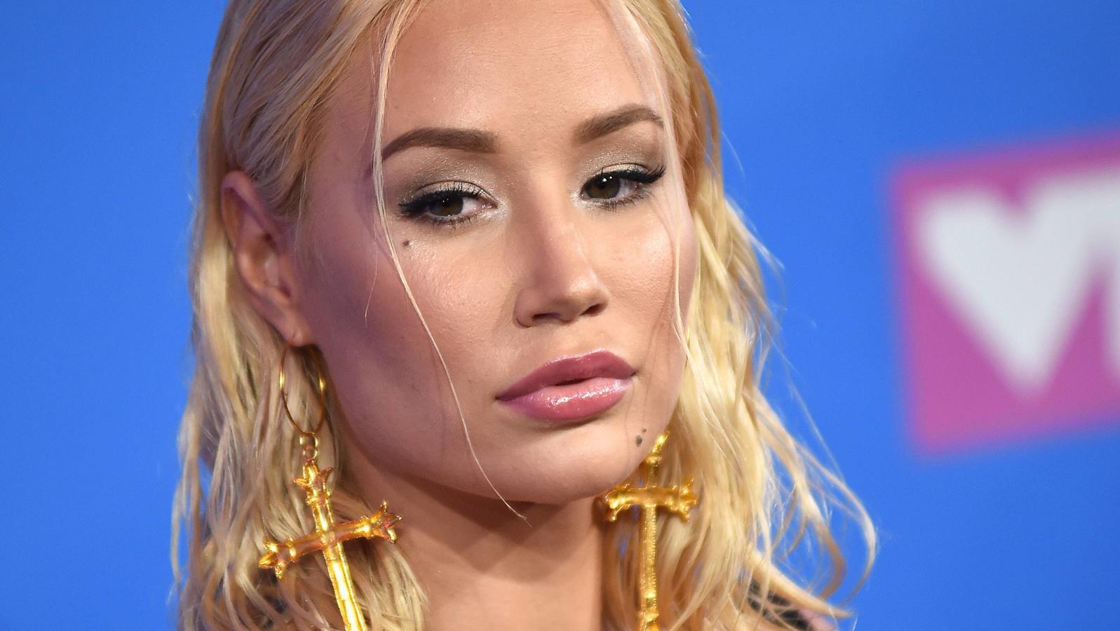 Rapperin Iggy Azalea überrascht mit neuem Look: Jetzt sieht sie aus wie der Joker! Die blonden Haare von Iggy Azalea gehören nun der Vergangenheit an.