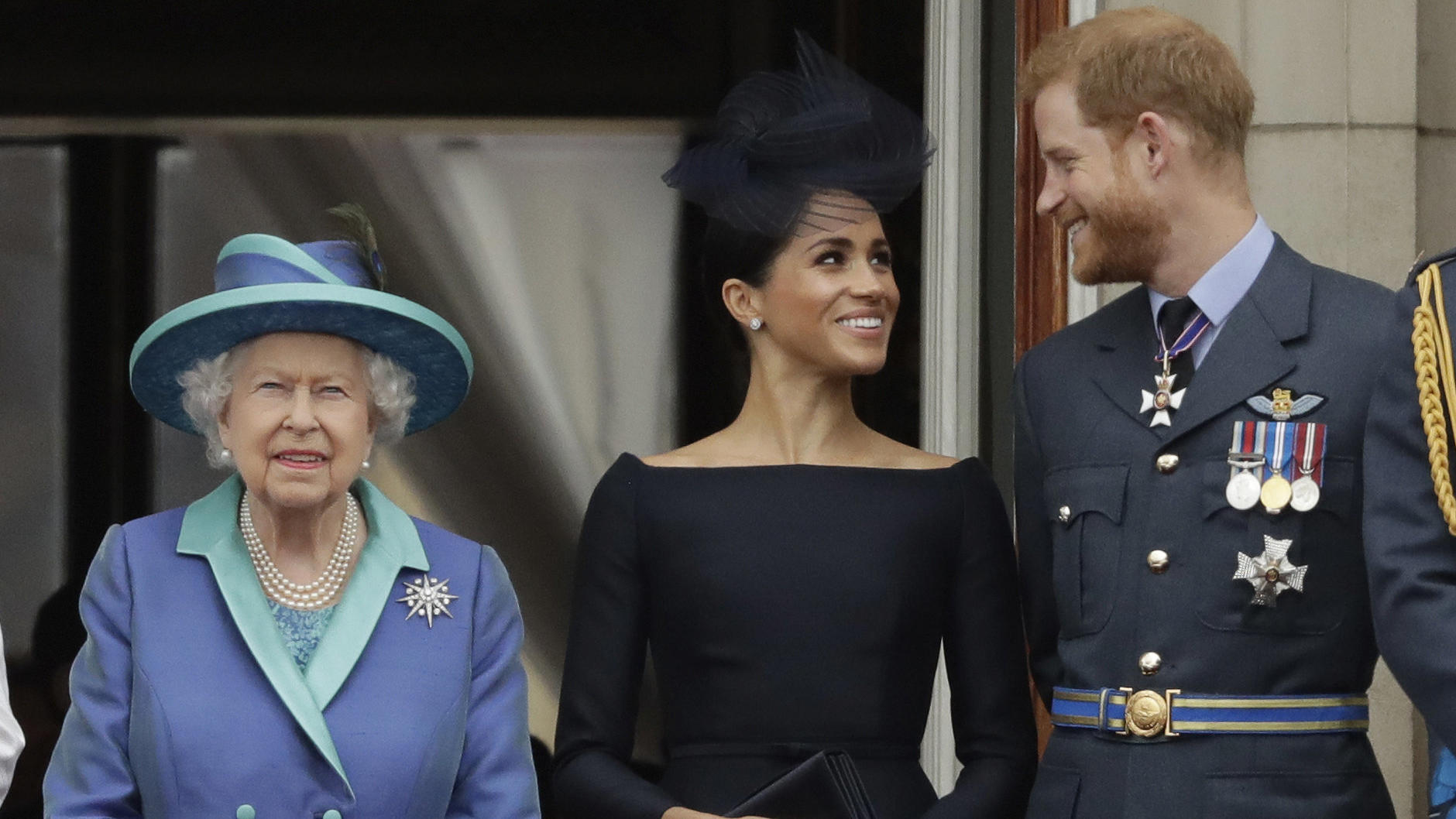 Wegen Corona: Prinz Harry kann nicht zur Queen reisen ARCHIV - 10.07.2018, Großbritannien, London: Die britische Königin, Queen Elizabeth II., ihr Enkel, Prinz Harry und seine Frau, Herzogin Meghan stehen beim Vorbeiflug von Flugzeugen der Royal Air Force über den Buckingham-Palast auf einem Balkon. Vor