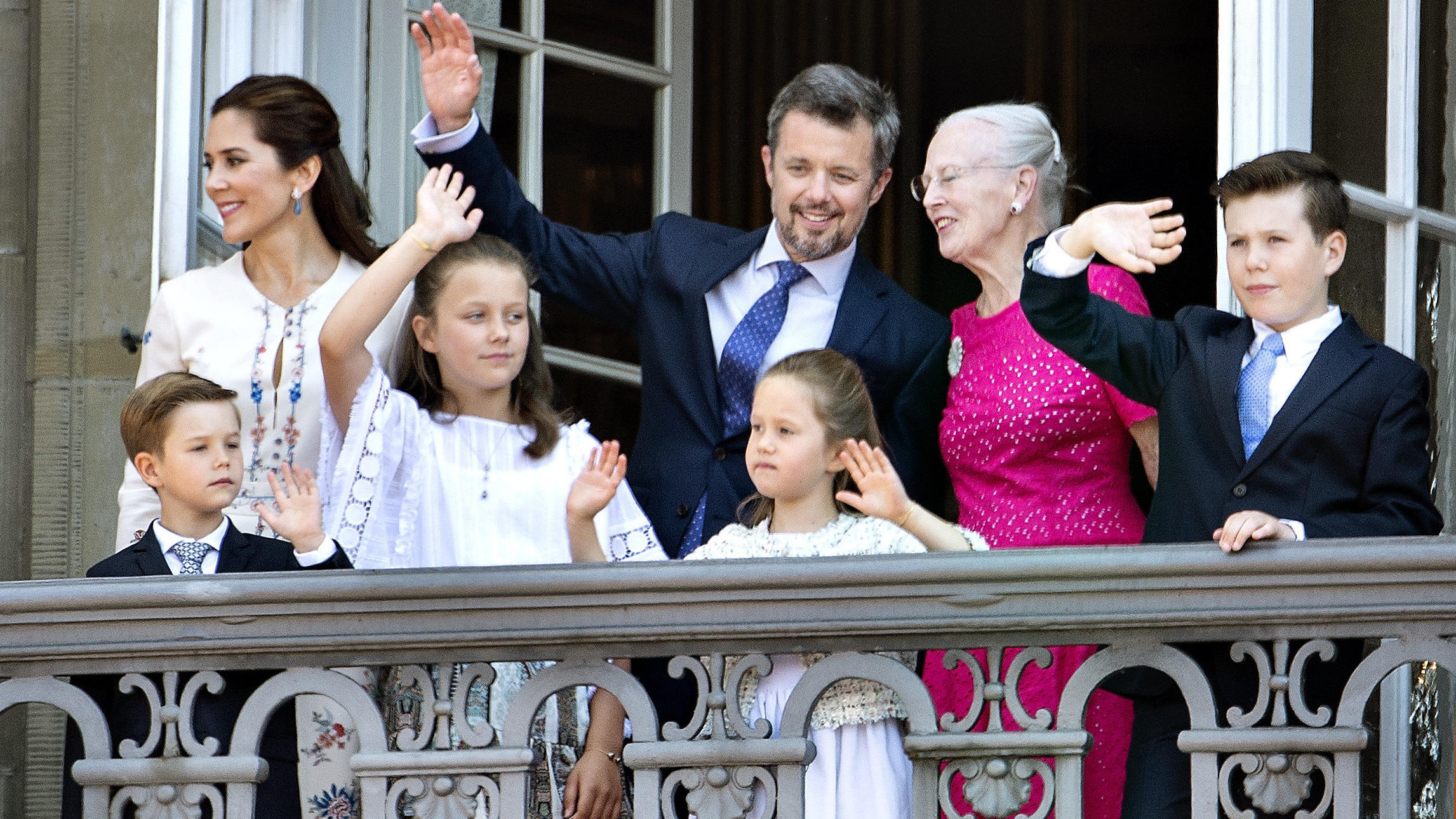 Königin Margrethe: Dänemark-Royal spricht erstmals über die Alkoholsucht ihres verstorbenen Vaters Die Königsfamilie in voller Dänen-Pracht