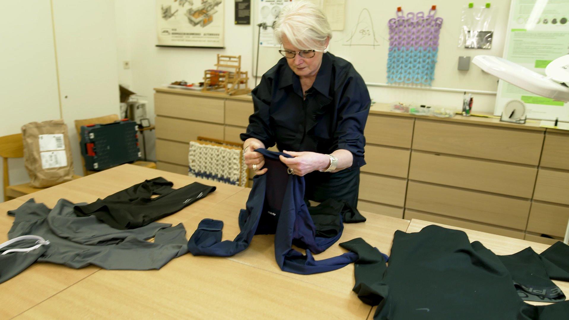 Günstig gegen teuer: Winter-Sportkleidung im Test Professorin Ulrike Schempp testet Sportoutfits auf ihre Qualität