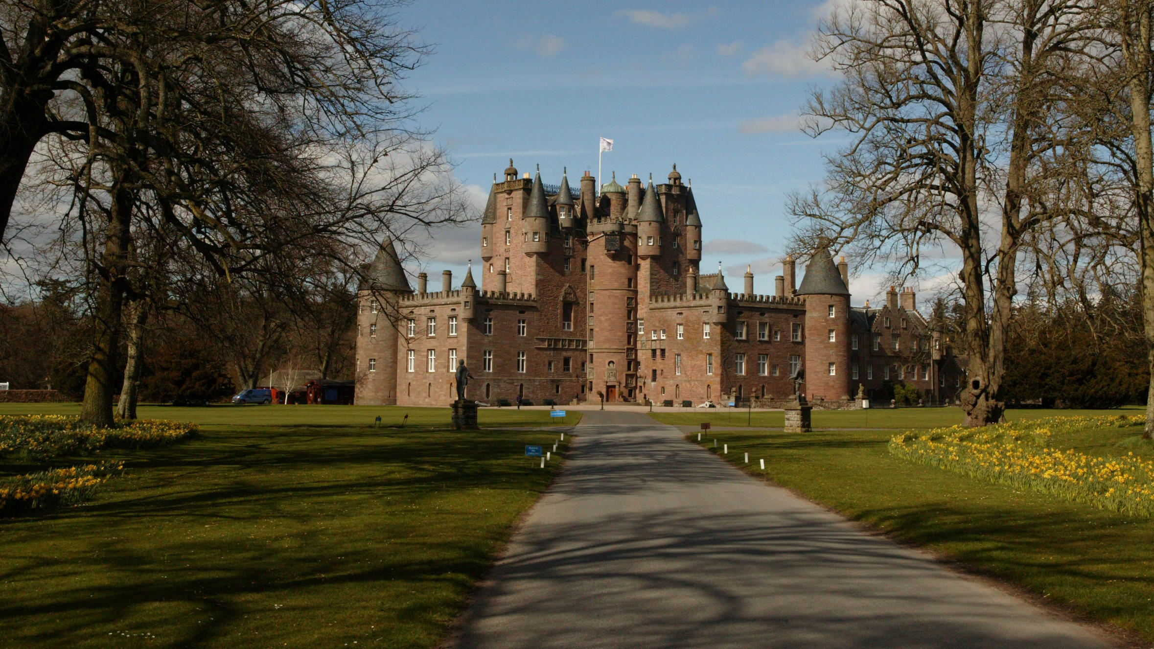 Queen Elizabeth II.: Cousin gibt versuchte Vergewaltigung zu Simon Bowes Lyon ein Cousin der Queen, soll hier auf Glamis Castle versucht haben, einen weiblichen Gast zu vergewaltigen.