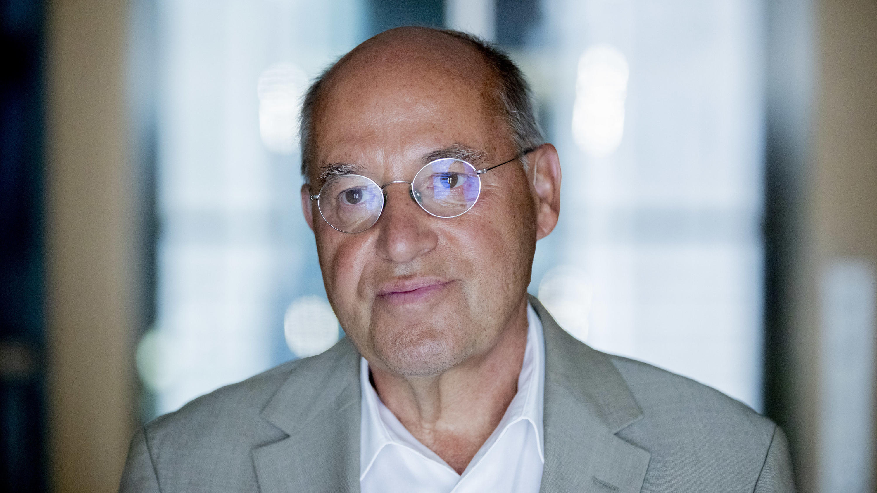 Gregor Gysi hat 14 Kilo abgenommen Gregor Gysi hat sich verändert.