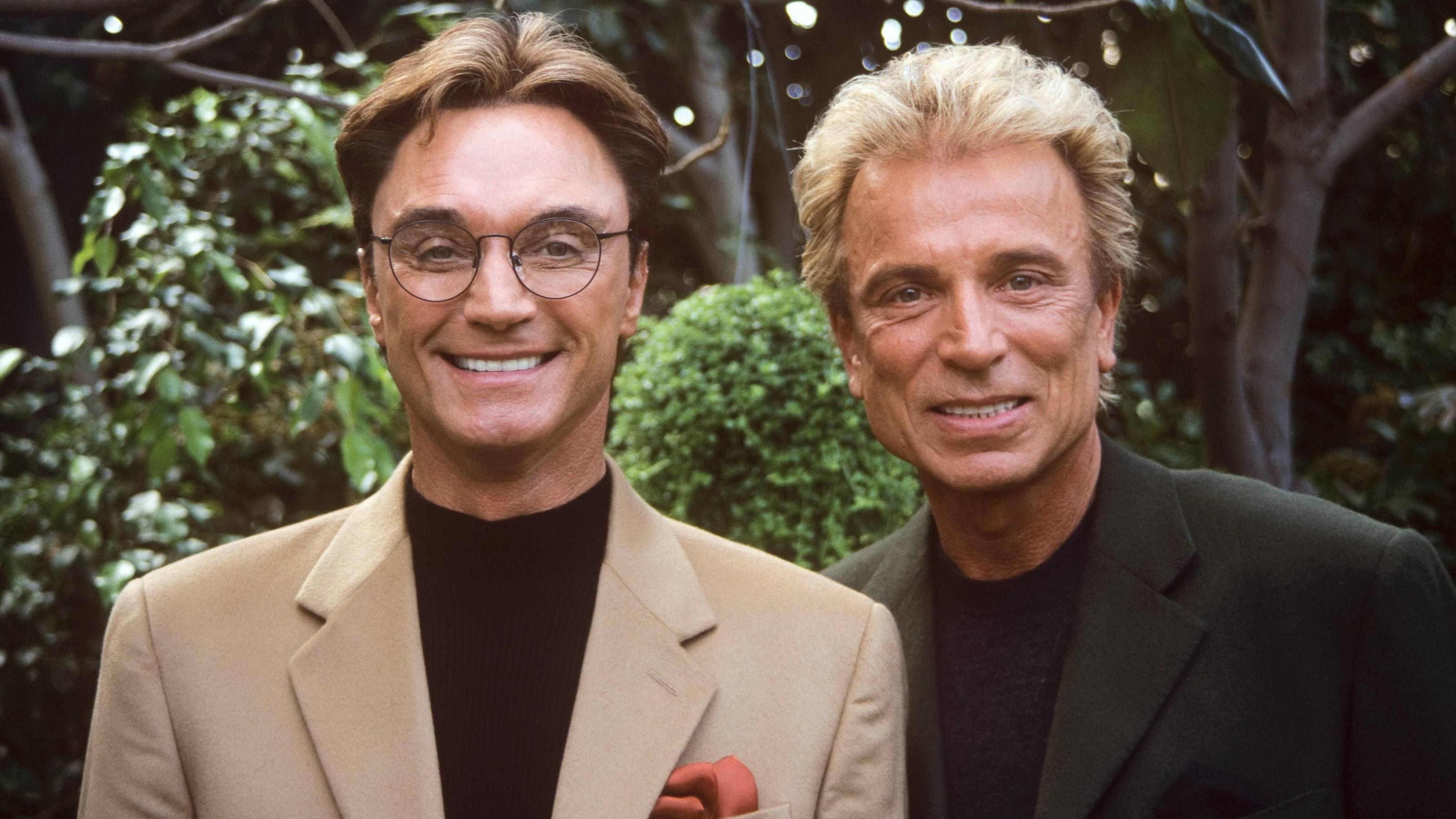 Star-Magier Siegfried Fischbacher ist tot: Roy Horn in den Himmel gefolgt Siegfried & Roy Siegfried Fischbacher and Roy Horn circa 2000. Reproduction by American tabloids is absolutely forbidden. Beverly Hills CA United States PUBLICATIONxINxGERxSUIxAUTxONLY Copyright: xJeanxCummingsx 31315_158JRC
