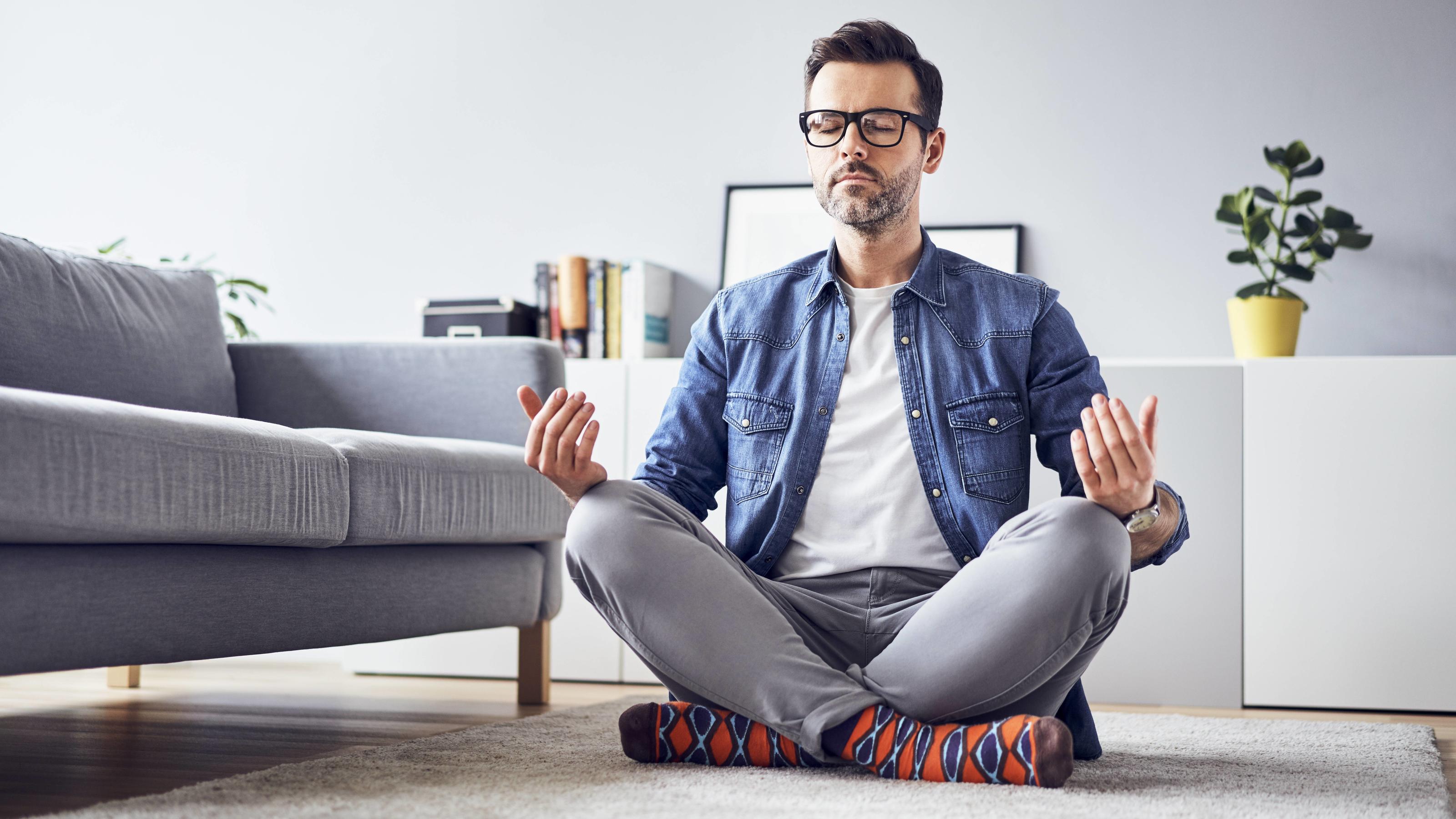 Langeweile im Lockdown? Diese sieben Challenges bringen mehr Motivation Relaxed man meditating at home model released Symbolfoto property released PUBLICATIONxINxGERxSUIxAUTxHUNxONLY BSZF00303