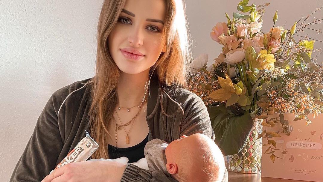 Ex-GNTM-Star Neele Bronst spricht über den schweren Alltag als Single-Mom Neele Bronst mit ihrem Sohn.