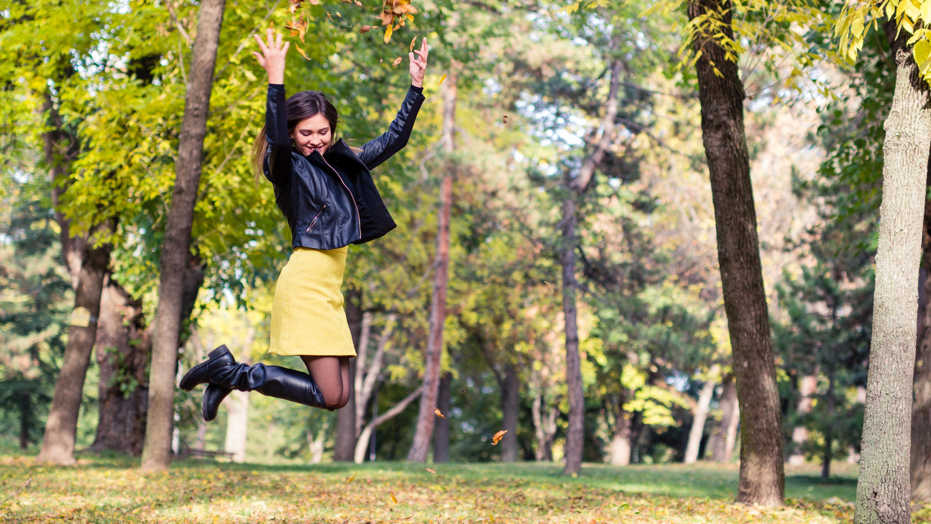 Trendstiefel bei Instagram: So funktioniert das Modell Frau im Park