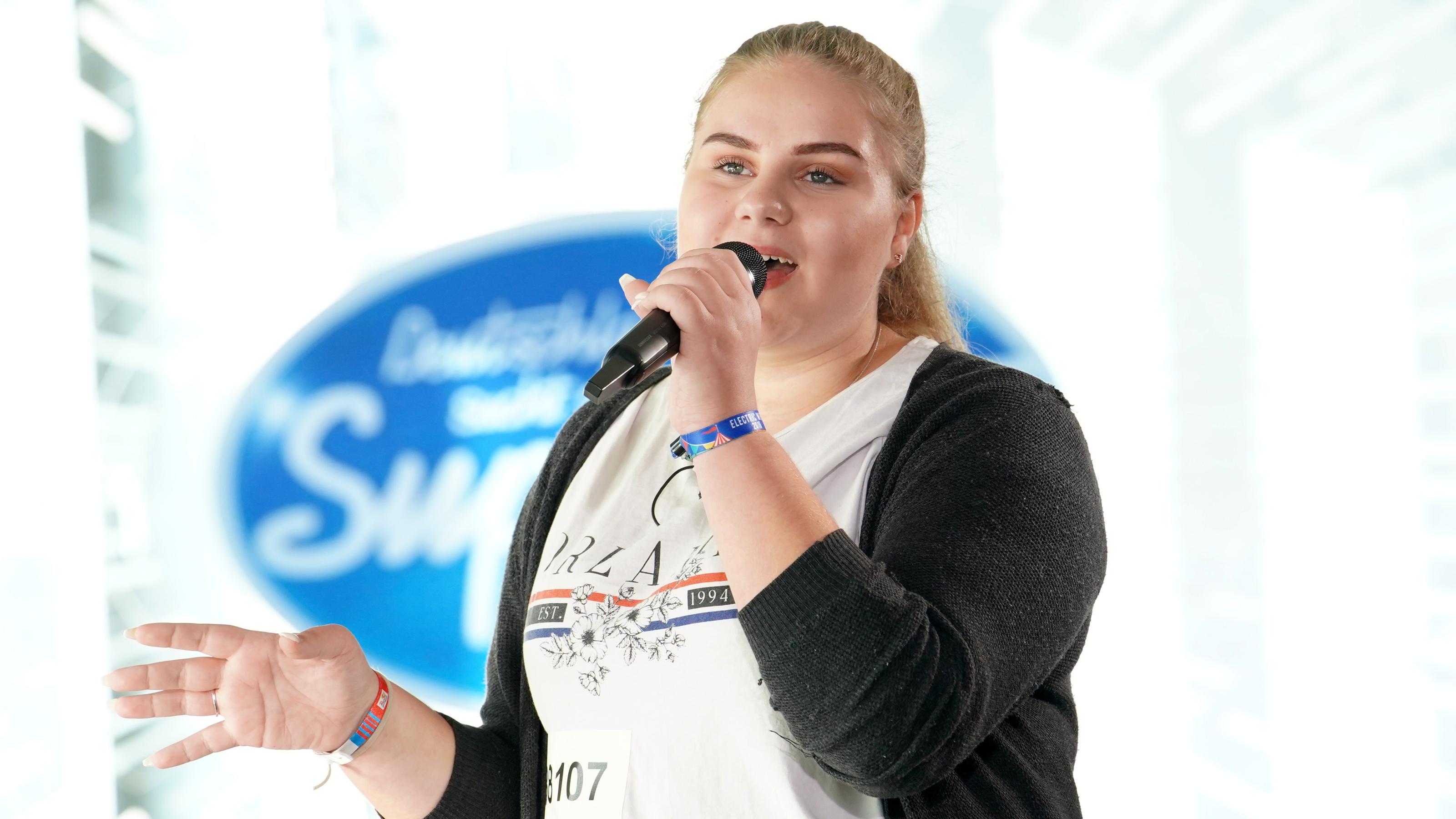 Estefania Wollny lässt sich von DSDS-Aus nicht einschüchtern: Erster Song ist raus! Nach ihrem DSDS-Auftritt startet Estefania Wollny ihre Musik-Karriere.