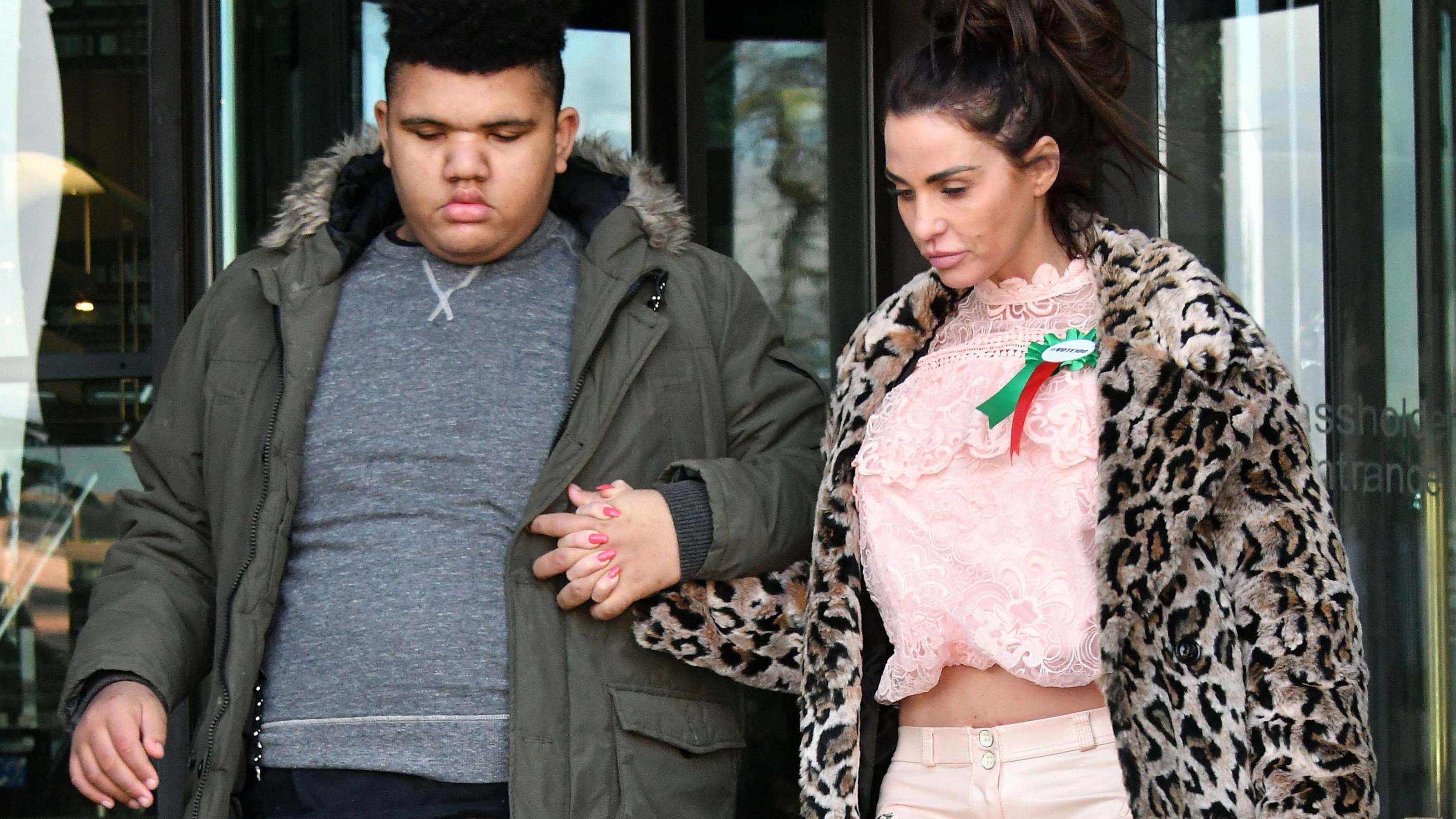 Katie Price: Rührende Geburtstagsgrüße für ihren behinderten Sohn Harvey Katie Price: Sohn Harvey ist 19 geworden.