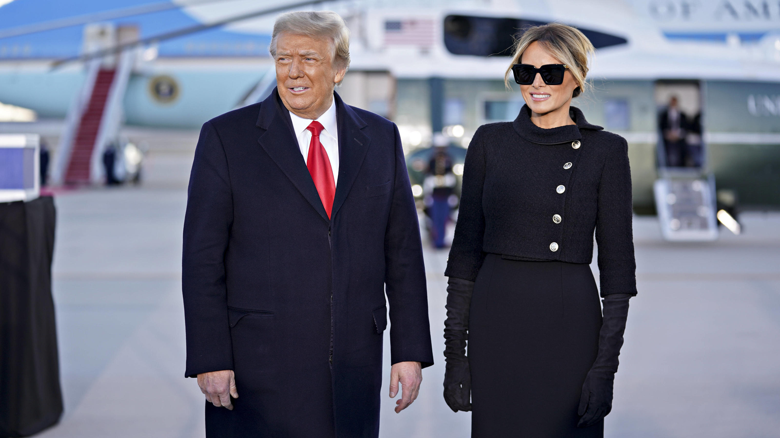 RTL-Reporter Dominik Maur trifft Donald Trump plötzlich beim Mittagessen U.S. President Donald Trump, left, and U.S. First Lady Melania Trump arrive to a farewell ceremony at Joint Base Andrews, Maryland, U.S., on Wednesday, Jan. 20, 2021. Trump departs Washington with Americans more politically divided and more likely t