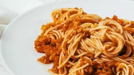 GZSZ-Star Anne Menden verrät, wie sexy vegane Küche sein kann Rezept für „Vegane Linsen Bolognese“ von Anne Menden .