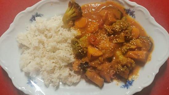 GZSZ-Star Anne Menden verrät, wie sexy vegane Küche sein kann Rezept für „Mango Curry“ von Marie Wegener.