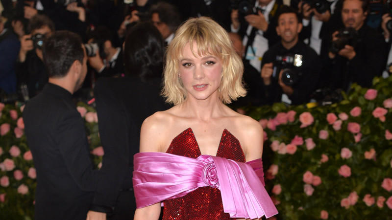 Carey Mulligan geht mit ihrem Metalldetektor auf Schatzsuche Carey Mulligan geht mit ihrem Metalldetektor auf Schatzsuche