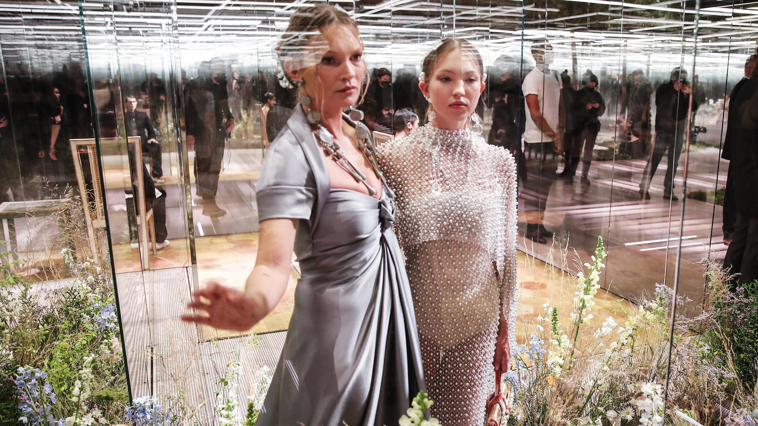 Konkurrenz für Leni Klum? Kate Moss' Tochter Lila legt glänzendes Laufsteg-Debüt hin Kate und Lila Moss präsentieren High Fashion in einem Glaskasten auf der Pariser Fashion Week.