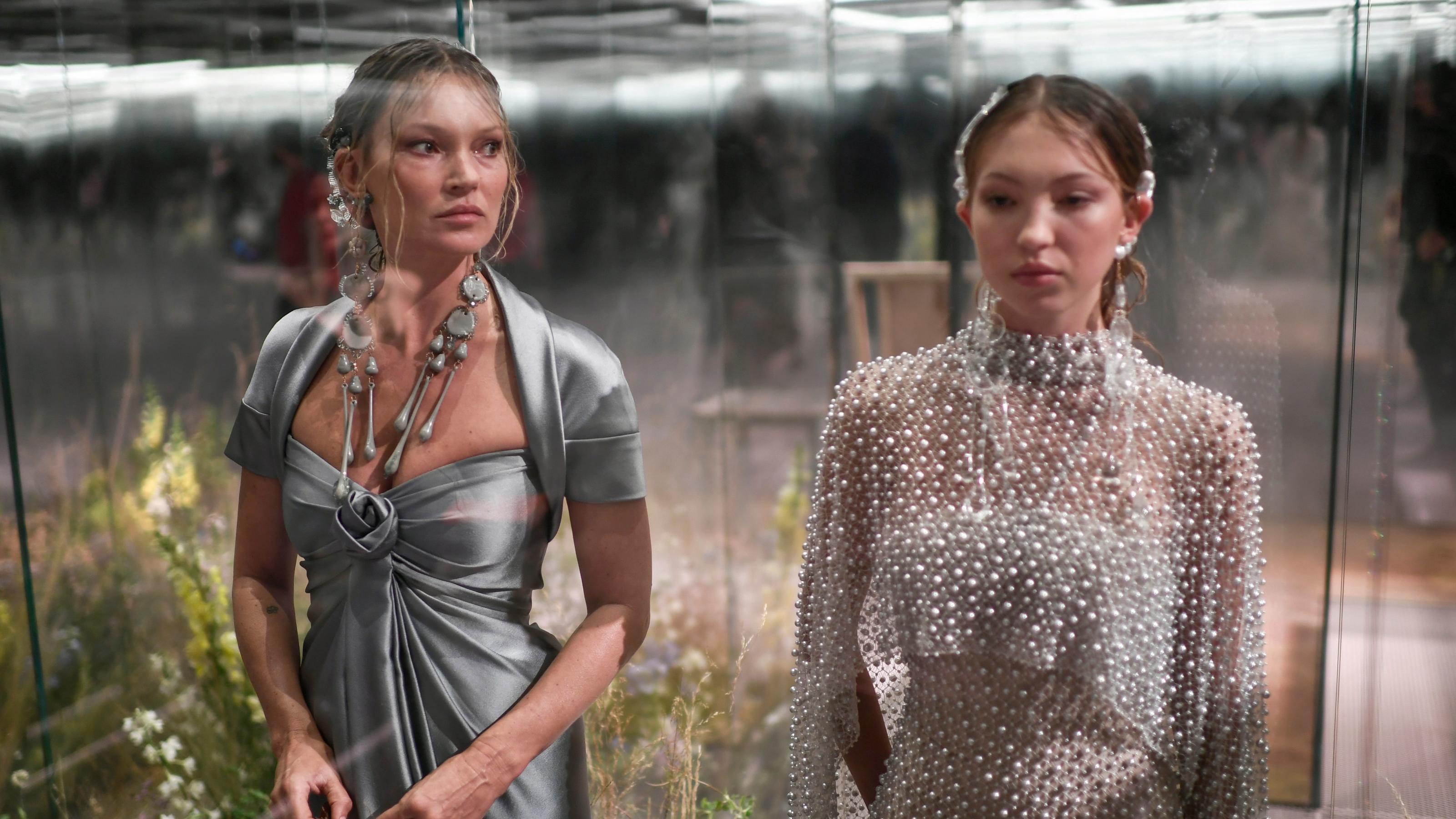 Konkurrenz für Leni Klum? Kate Moss' Tochter Lila legt glänzendes Laufsteg-Debüt hin Kate Moss und Lila Moss bei Fashion Week