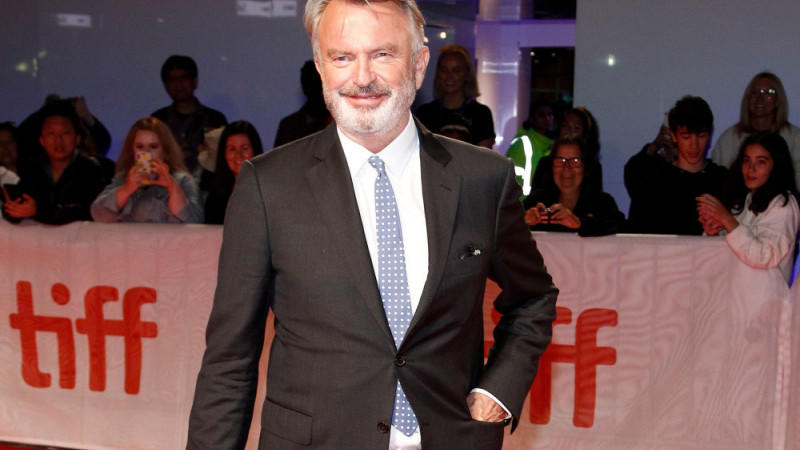 Sam Neill: Corona brachte die 'Jurassic World’-Film-Crew näher zusammen Sam Neill: Corona brachte die 'Jurassic World’-Film-Crew näher zusammen