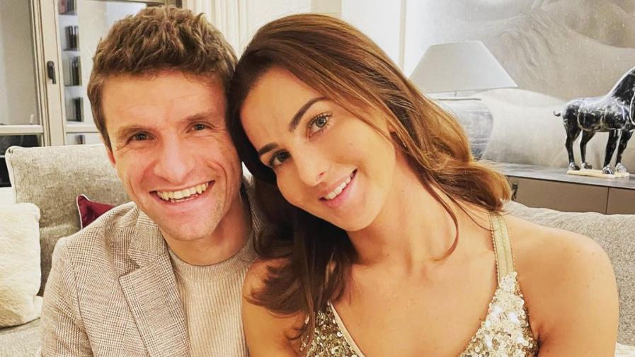 Lisa Müller teilt Badefoto mit Ehemann Thomas - aber wer ist der Mann im Hintergrund? Lisa und Thomas Müller