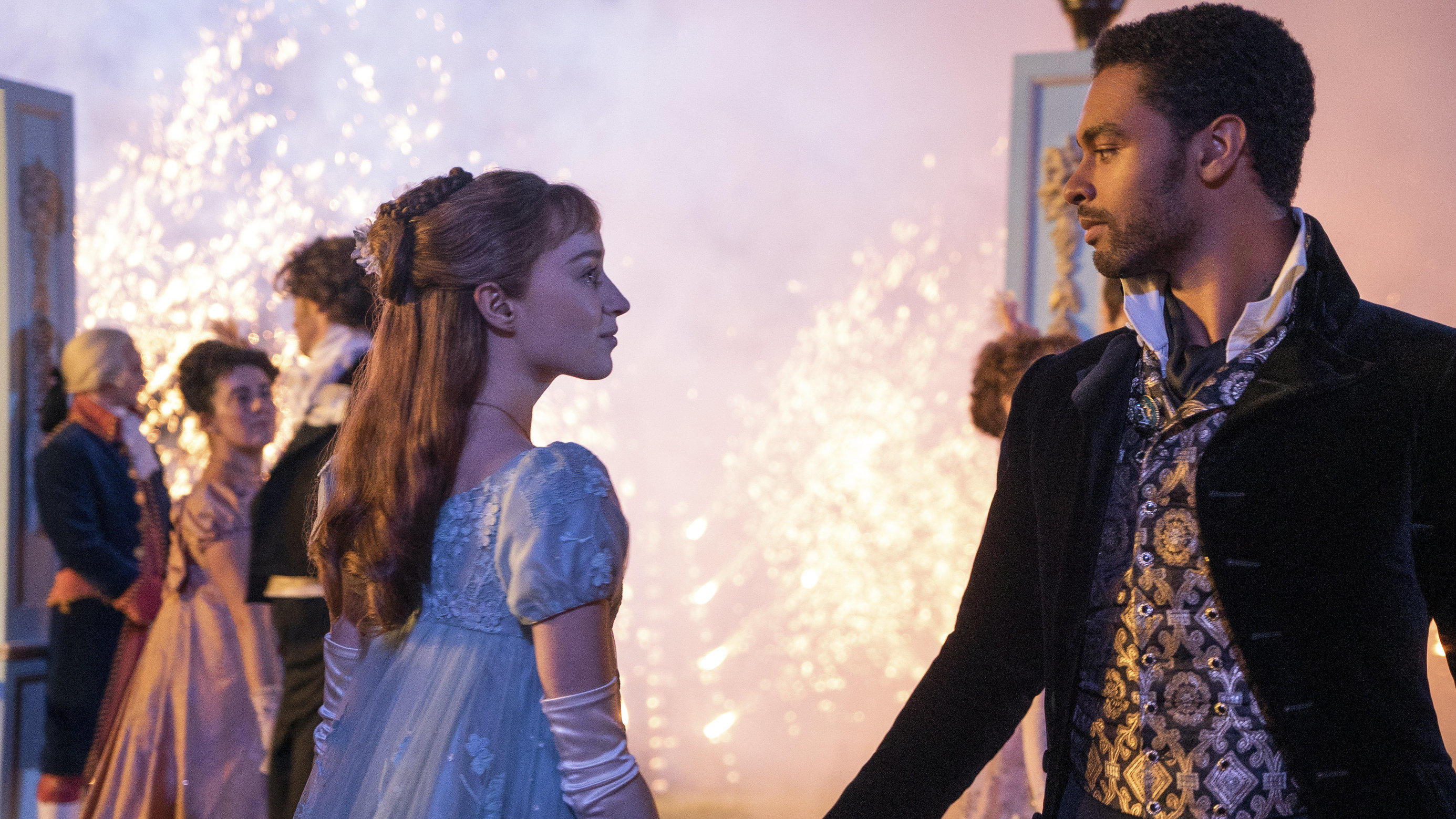 Netflix-Serie Bridgerton: Wann kommt Staffel 2?, Wer spielt mit? & Co. - Alle Infos! Phoebe Dynevor und Regé-Jean Page in ihren Rollen als Daphne Bridgerton und Duke of Hastings im Netflix-Hit "Bridgerton".