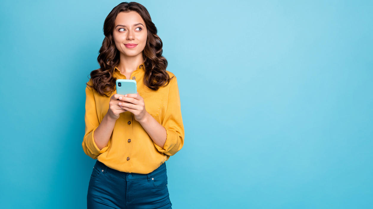 Diese 3 Dinge sind beim Handyvertrag wirklich wichtig Frau mit Smartphone