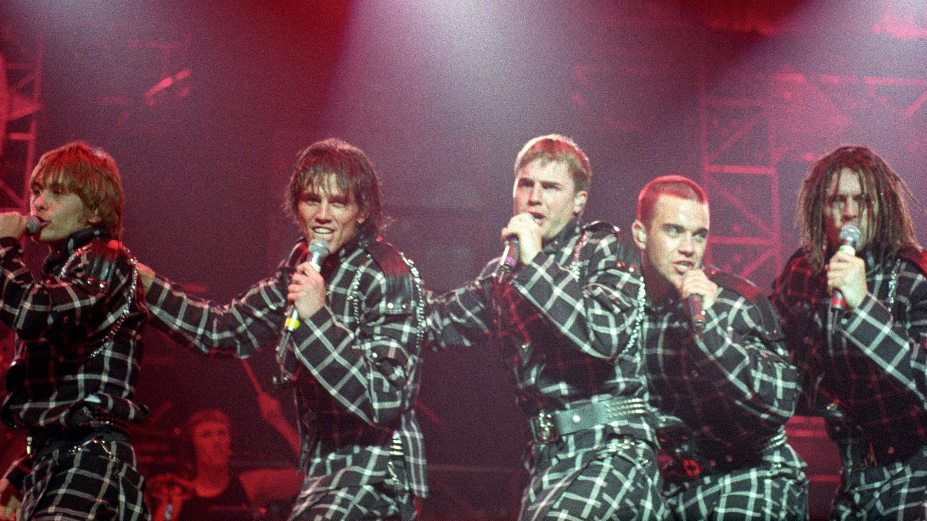 Take That: So traurig war ihre Trennung vor 25 Jahren Take That bei einem Konzert in der Deutschlandhalle Berlin, v.li.: Mark Owen, Jason Orange, Gary Barlow, Robbie Williams, Howard Donald.