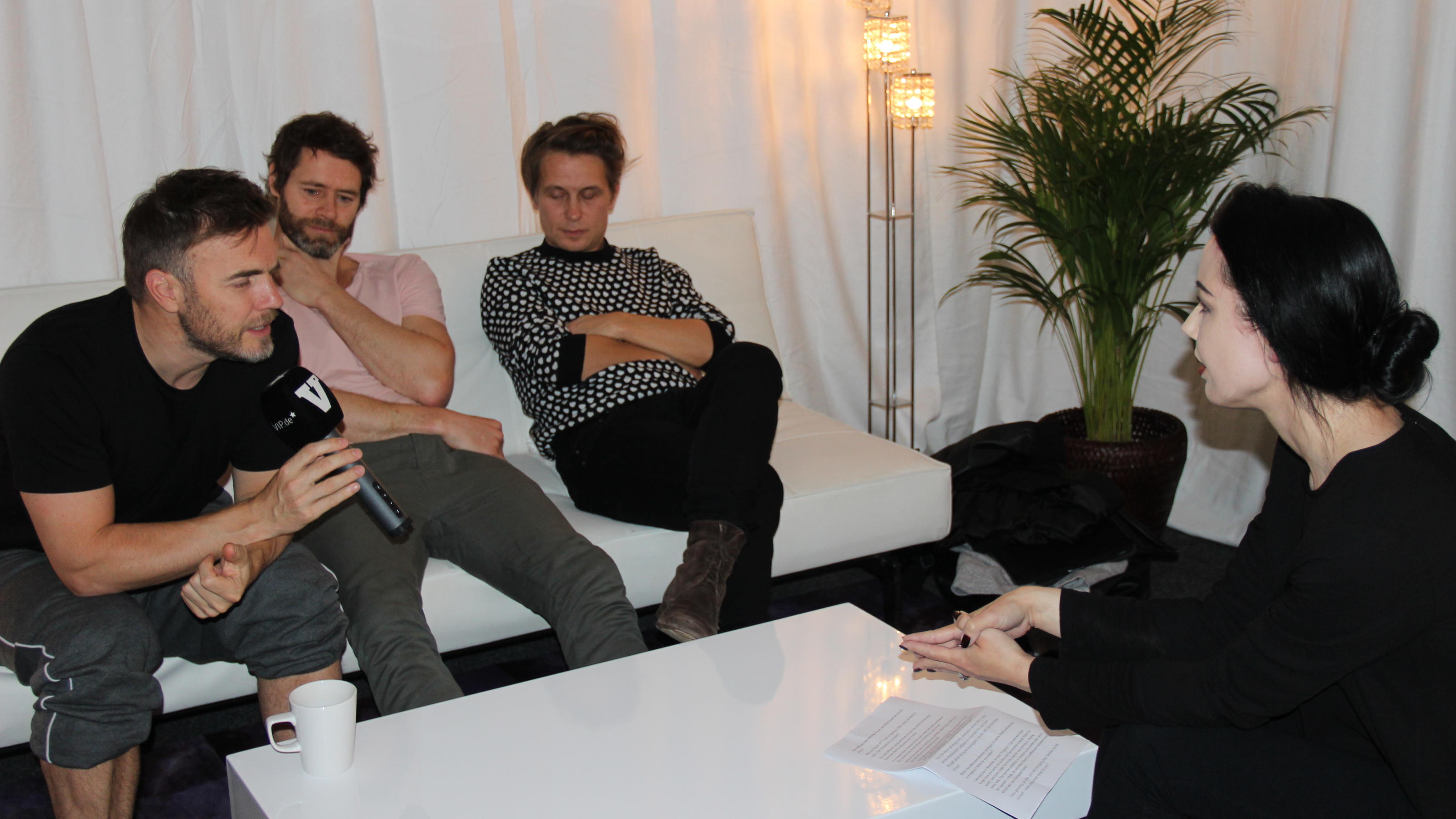 Take That: So traurig war ihre Trennung vor 25 Jahren RTL-Redakteurin Claudia Spitzkowski beim Interview mit Gary Barlow, Howard Donald und Mark Owen 2015.