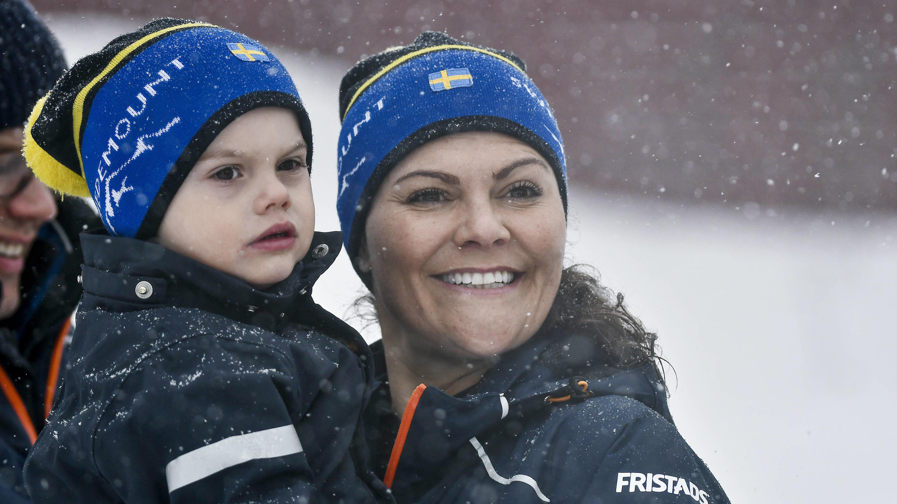 Einfach süß! Prinz Oscar von Schweden probiert sich als Langläufer Prinz Oscar ist der ganze Stolz von Mama Victoria und Papa Daniel.