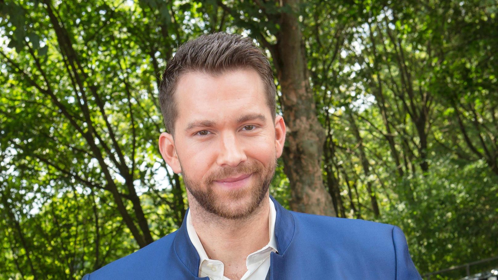 Oliver Sanne packt aus: Darum schoss er Sarah Harrison in der Bachelor-Staffel ab Oliver Sanne hat ein Buch geschrieben.