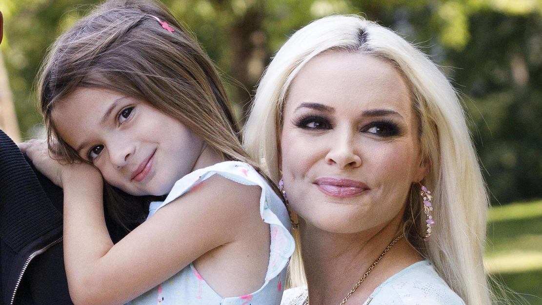 Daniela Katzenberger: Sieht ihre Tochter Sophia später genauso aus wie sie? Sophia Cordalis und Daniela Katzenberger wissen genau, wie man gegen Langeweile im Flieger kämpft.