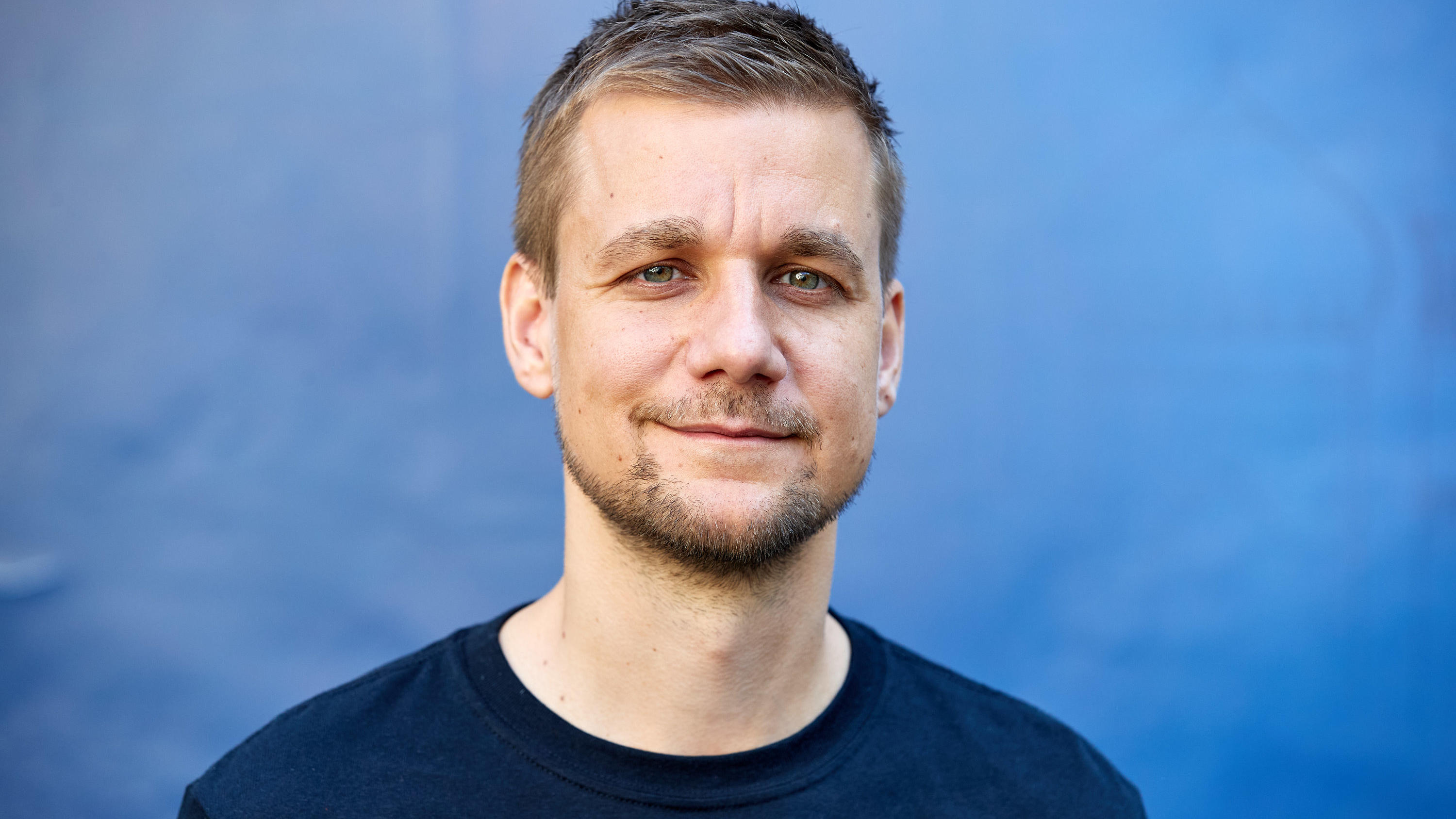 Tobias Schlegl: Darum bekam der Ex-VIVA-Moderator mit 43 Jahren die Corona-Impfung 11.08.2020, Hamburg: Tobi Schlegl, Musiker, Moderator, Autor sowie Notfallsanitäter, bei einem Fototermin im Schanzenviertel anlässlich der Vorstellung seines neuen Buches «Schockraum». (zu dpa "«Schockraum» von Tobi Schlegl- Rettungsdienst-Roman sta
