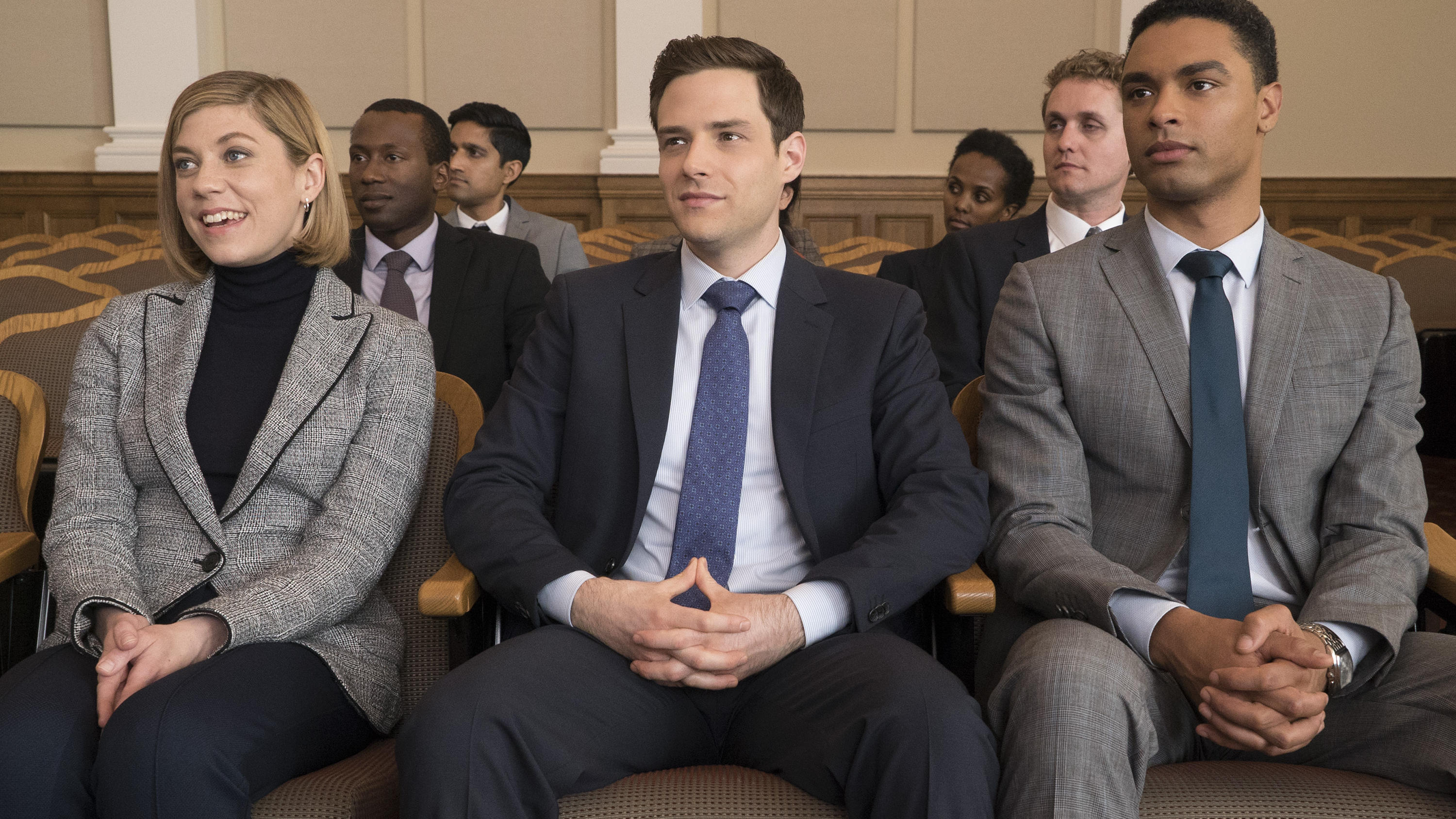 „Black History Month“ auf TVNOW & RTL: Michelle Obama, „The Central Park Five“ & Co. online sehen In „For The People“ kämpfen junge Anwälte um Gerechtigkeit – darunter auch Leonard Knox (gespielt von Regé-Jean Page, rechts).